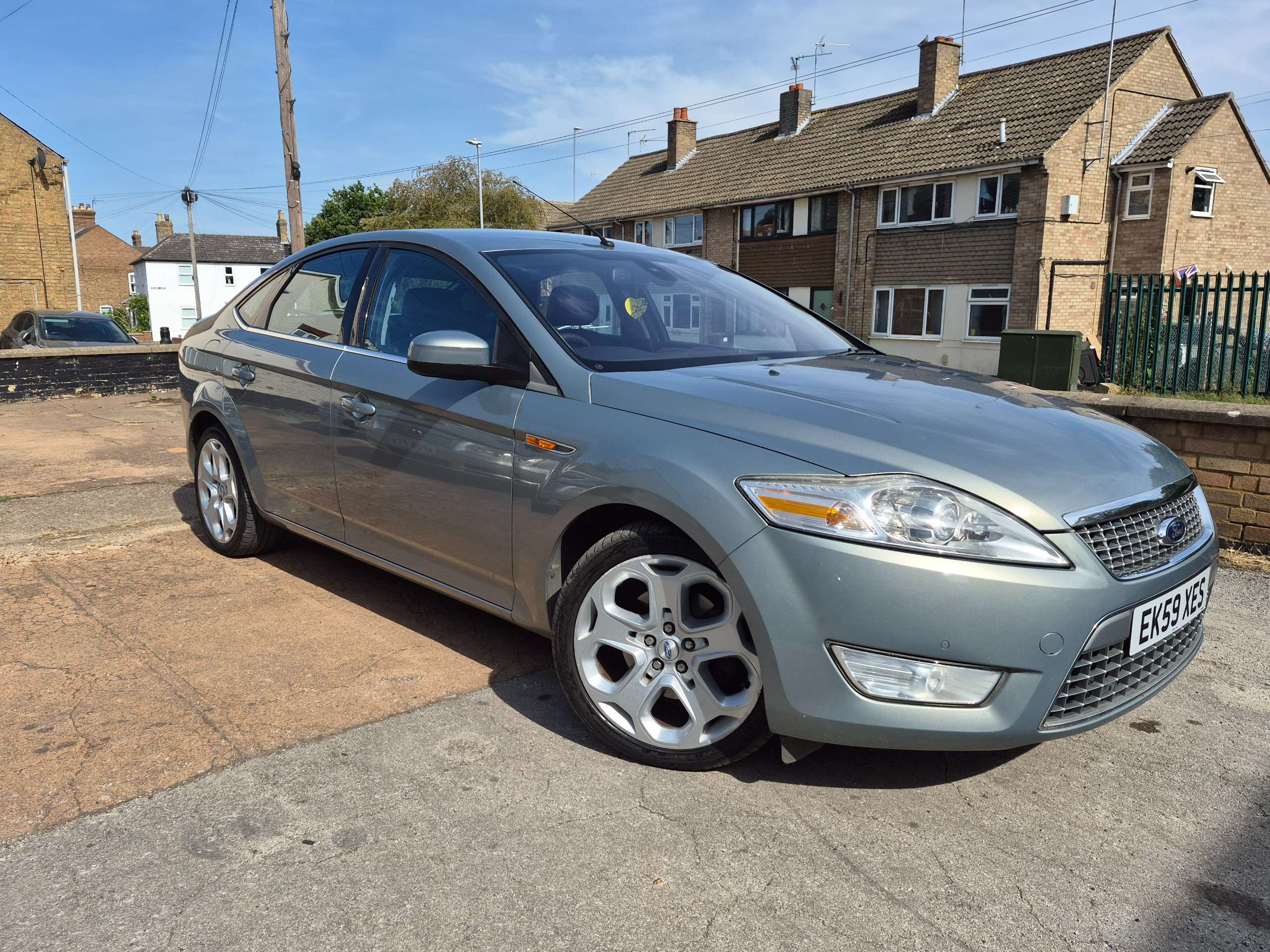 A 2009 FORD MONDEO 2.0 TDCi Titanium X Hatchback 5dr Diesel Automatic (187 g/km, 138 bhp) A 2009 FORD MONDEO 2.0 TDCi Titanium X Hatchback 5dr Diesel Automatic (187 g/km, 138 bhp)