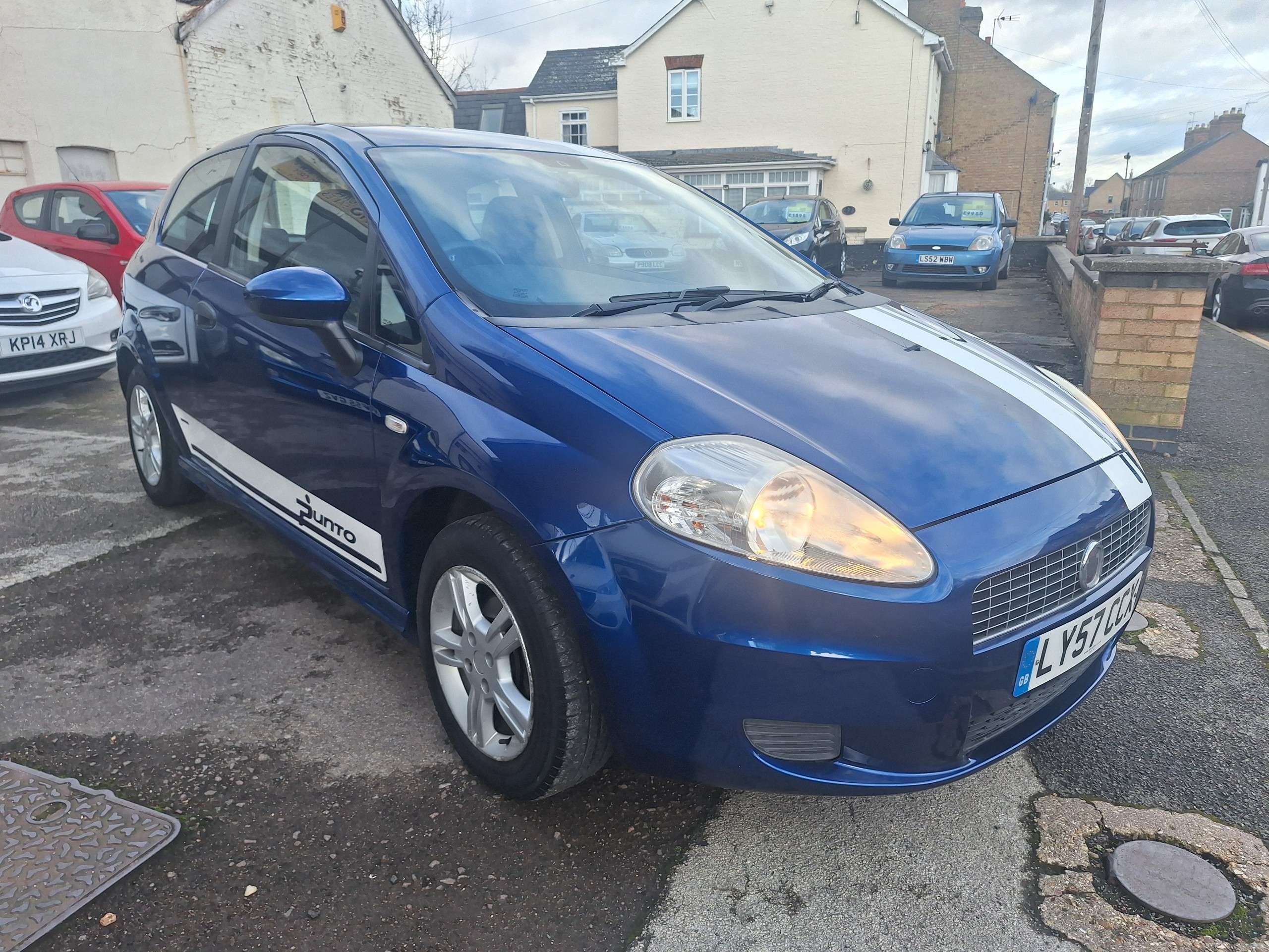 A 2007 FIAT GRANDE PUNTO 1.2 Active White Hatchback 3dr Petrol Manual (139 g/km, 65 bhp) A 2007 FIAT GRANDE PUNTO 1.2 Active White Hatchback 3dr Petrol Manual (139 g/km, 65 bhp)
