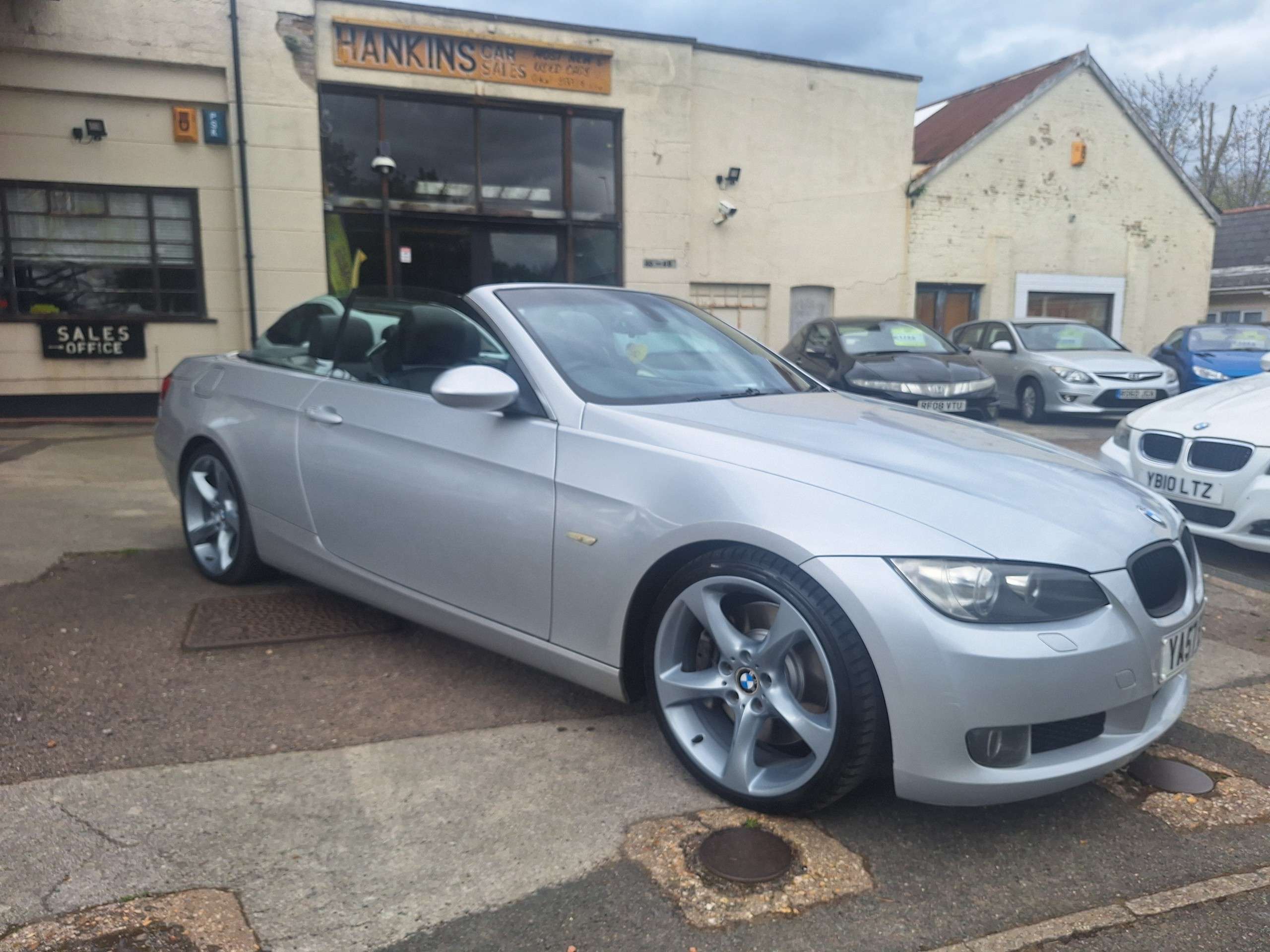 A 2008 BMW 3 SERIES 3.0 330i SE Convertible 2dr Petrol Steptronic Euro 4 (272 ps) A 2008 BMW 3 SERIES 3.0 330i SE Convertible 2dr Petrol Steptronic Euro 4 (272 ps)