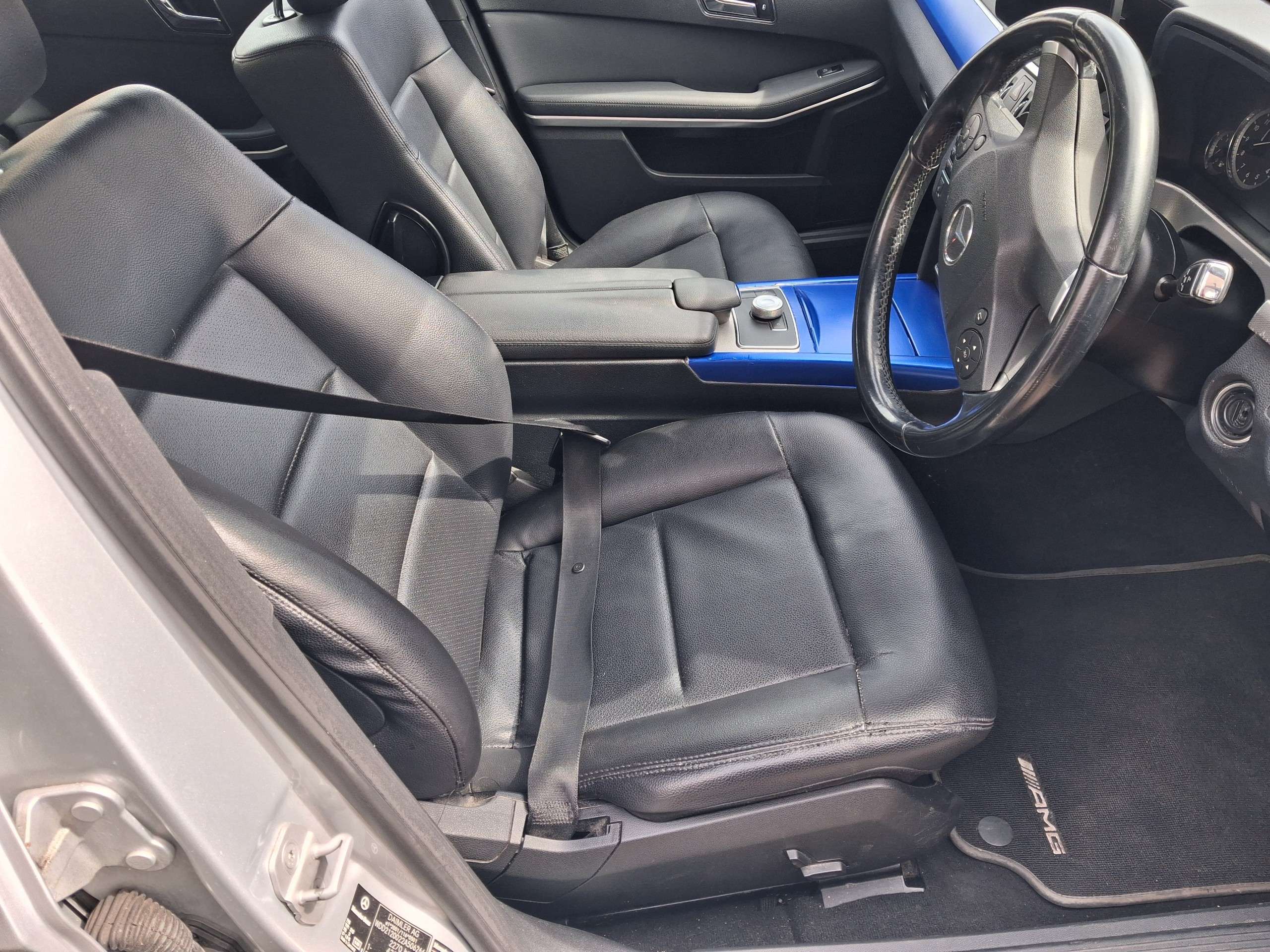 A 2011 MERCEDES-BENZ E CLASS 2.1 E220 CDI BlueEfficiency SE Edition 125 Saloon 4dr Diesel G-Tronic+ Euro 5 (s/s) (170 ps) A 2011 MERCEDES-BENZ E CLASS 2.1 E220 CDI BlueEfficiency SE Edition 125 Saloon 4dr Diesel G-Tronic+ Euro 5 (s/s) (170 ps)