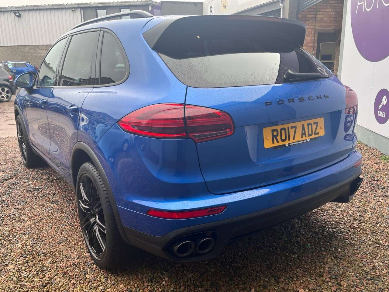 A 2017 PORSCHE CAYENNE 3.0 TD V6 SUV 5dr Diesel TiptronicS 4WD Euro 6 (s/s) (262 ps) A 2017 PORSCHE CAYENNE 3.0 TD V6 SUV 5dr Diesel TiptronicS 4WD Euro 6 (s/s) (262 ps)