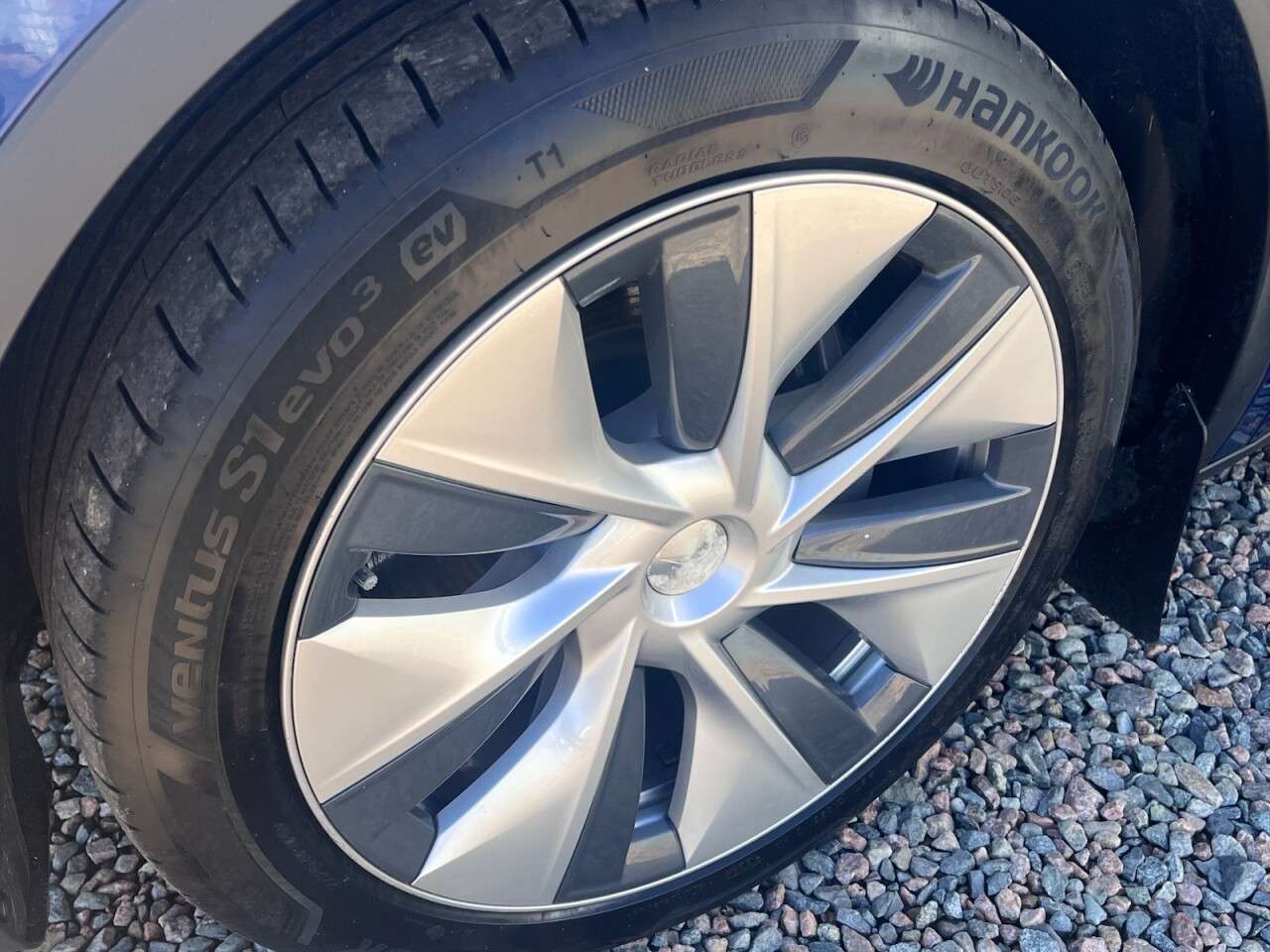 A 2023 TESLA MODEL Y (Dual Motor) Long Range SUV 5dr Electric Auto 4WDE (384 bhp) A 2023 TESLA MODEL Y (Dual Motor) Long Range SUV 5dr Electric Auto 4WDE (384 bhp)