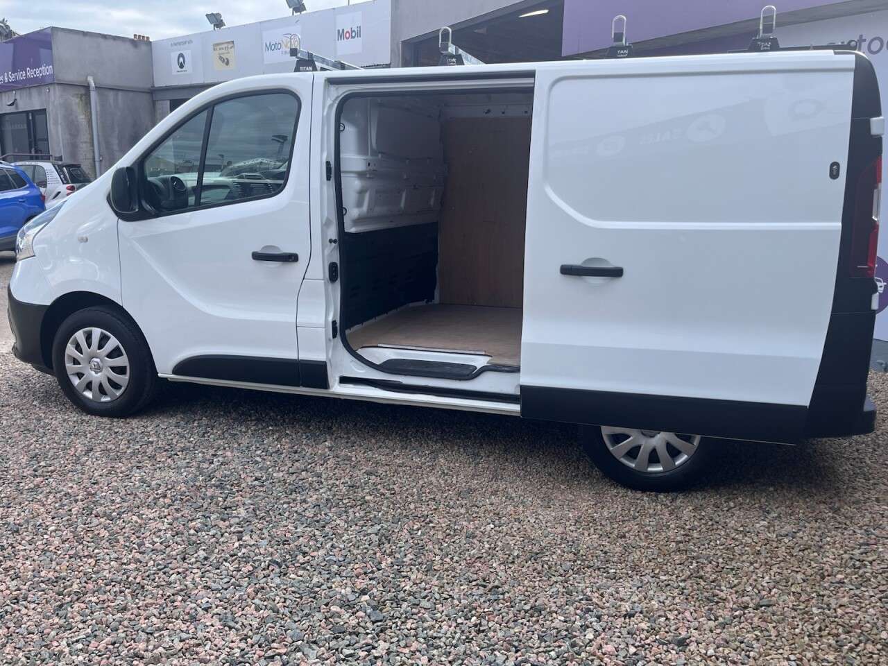 A 2021 RENAULT TRAFIC 2.0 dCi ENERGY 28 Business Panel Van 5dr Diesel Manual SWB Standard Roof Eu A 2021 RENAULT TRAFIC 2.0 dCi ENERGY 28 Business Panel Van 5dr Diesel Manual SWB Standard Roof Eu