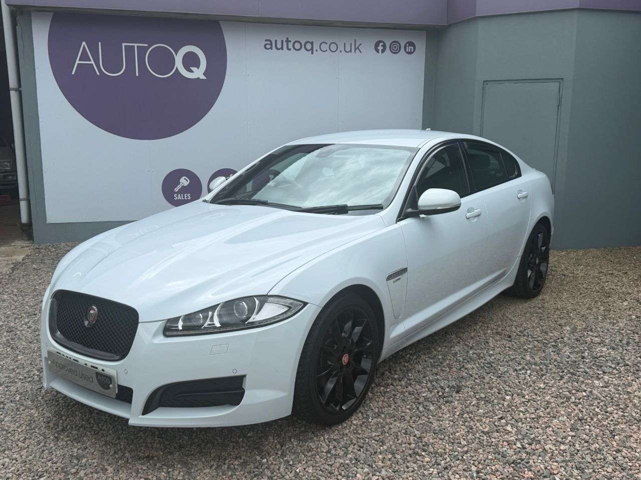 A 2015 JAGUAR XF 2.2d R-Sport Black Saloon 4dr Diesel Auto Euro 5 (s/s) (200 ps) A 2015 JAGUAR XF 2.2d R-Sport Black Saloon 4dr Diesel Auto Euro 5 (s/s) (200 ps)