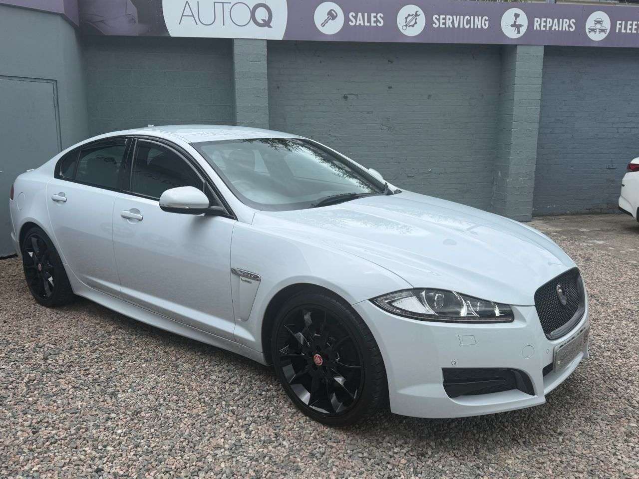 A 2015 JAGUAR XF 2.2d R-Sport Black Saloon 4dr Diesel Auto Euro 5 (s/s) (200 ps) A 2015 JAGUAR XF 2.2d R-Sport Black Saloon 4dr Diesel Auto Euro 5 (s/s) (200 ps)