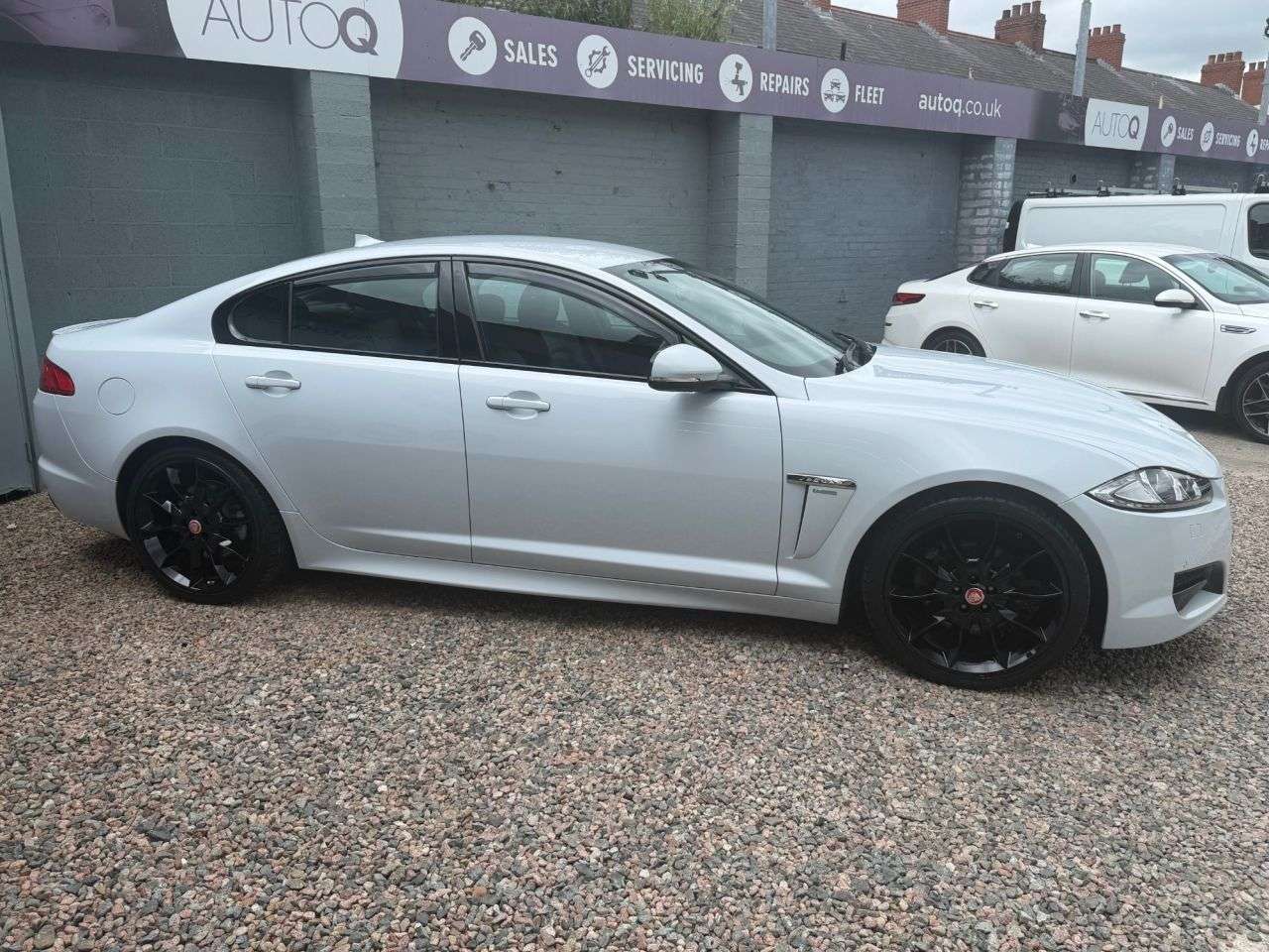 A 2015 JAGUAR XF 2.2d R-Sport Black Saloon 4dr Diesel Auto Euro 5 (s/s) (200 ps) A 2015 JAGUAR XF 2.2d R-Sport Black Saloon 4dr Diesel Auto Euro 5 (s/s) (200 ps)