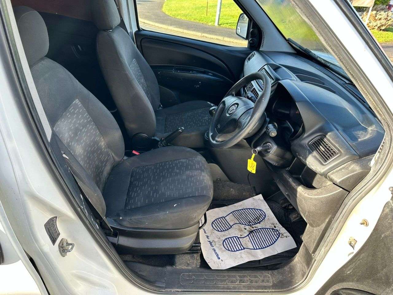 A 2016 VAUXHALL COMBO L2H1 2300 CDTI A 2016 VAUXHALL COMBO L2H1 2300 CDTI