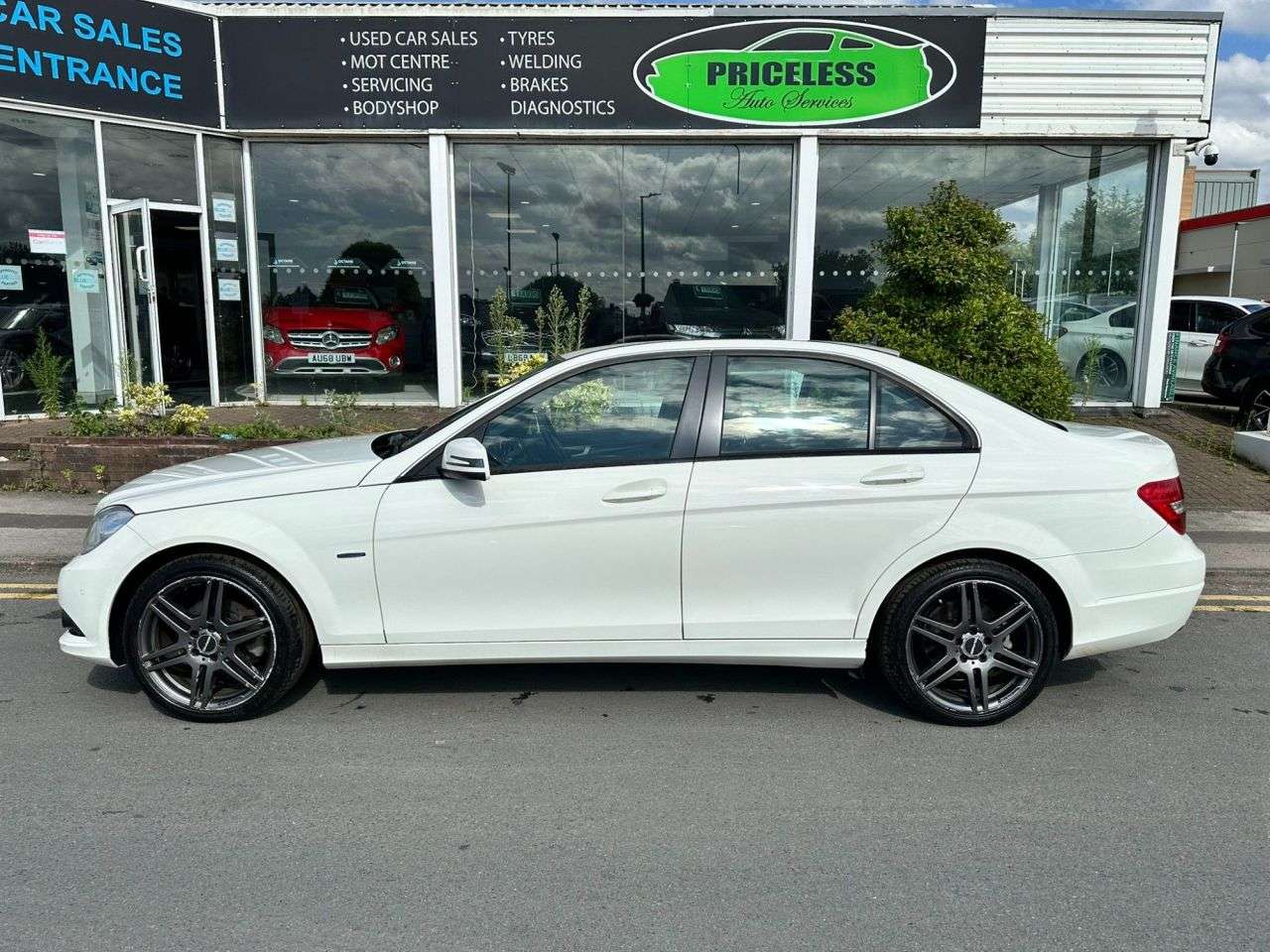 A 2011 MERCEDES-BENZ C-CLASS 2.1 C220 CDI BLUEEFFICIENCY SE EDITION 125 4d 170 BHP A 2011 MERCEDES-BENZ C-CLASS 2.1 C220 CDI BLUEEFFICIENCY SE EDITION 125 4d 170 BHP