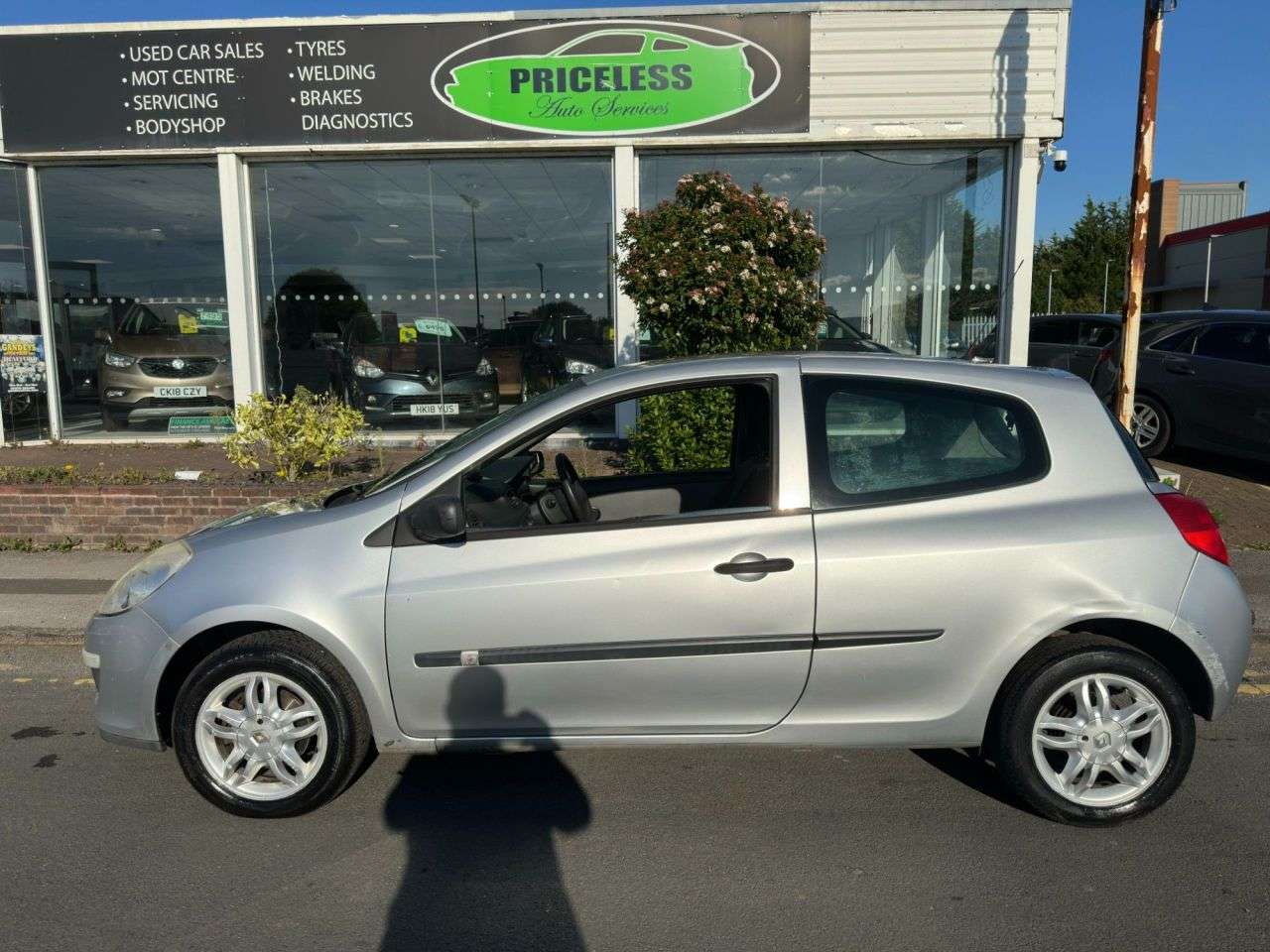 A 2006 RENAULT CLIO 1.2 16v Extreme Hatchback 3dr Petrol Manual (139 g/km, 75 bhp) A 2006 RENAULT CLIO 1.2 16v Extreme Hatchback 3dr Petrol Manual (139 g/km, 75 bhp)