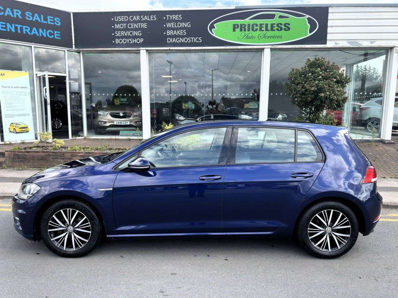 A 2018 VOLKSWAGEN GOLF 1.5 TSI EVO SE Hatchback 5dr Petrol Manual Euro 6 (s/s) (130 ps) ULEZ (Ultr A 2018 VOLKSWAGEN GOLF 1.5 TSI EVO SE Hatchback 5dr Petrol Manual Euro 6 (s/s) (130 ps) ULEZ (Ultr
