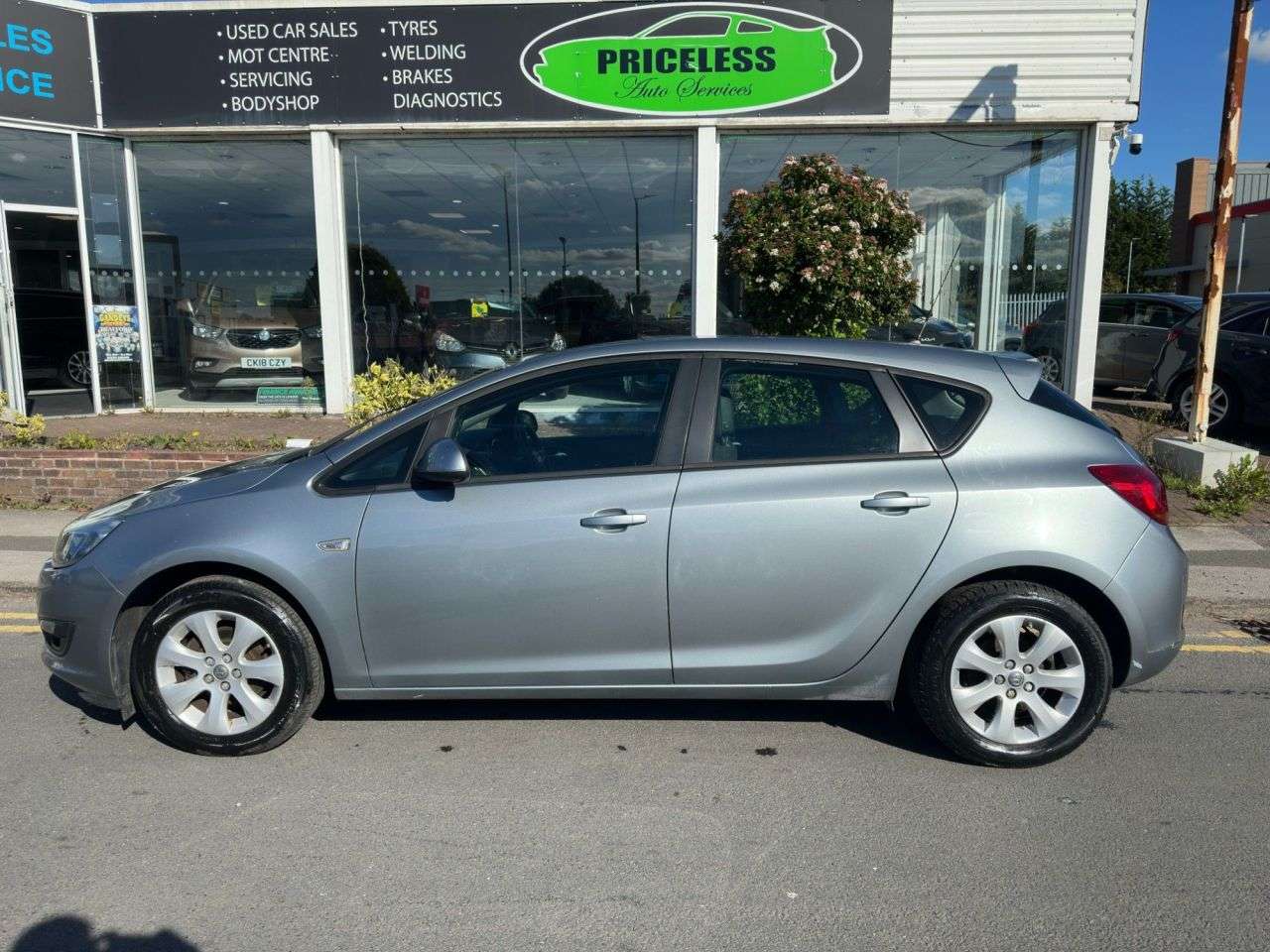 A 2015 VAUXHALL ASTRA 1.6i Design Hatchback 5dr Petrol Manual Euro 6 (115 ps) A 2015 VAUXHALL ASTRA 1.6i Design Hatchback 5dr Petrol Manual Euro 6 (115 ps)