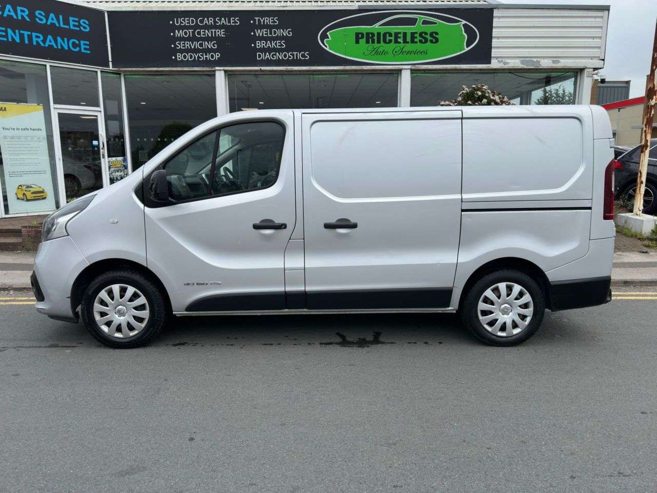 A 2015 RENAULT TRAFIC 1.6 dCi ENERGY 27 Business+ Panel Van 5dr Diesel Manual SWB Standard Roof E A 2015 RENAULT TRAFIC 1.6 dCi ENERGY 27 Business+ Panel Van 5dr Diesel Manual SWB Standard Roof E