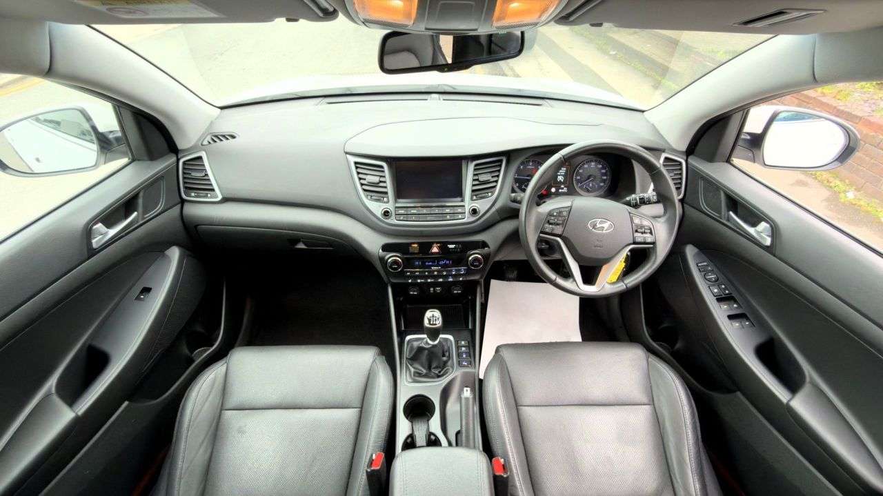 A 2015 HYUNDAI TUCSON 1.7 CRDi Blue Drive Premium SUV 5dr Diesel Manual Euro 6 (s/s) (116 ps) ULE A 2015 HYUNDAI TUCSON 1.7 CRDi Blue Drive Premium SUV 5dr Diesel Manual Euro 6 (s/s) (116 ps) ULE