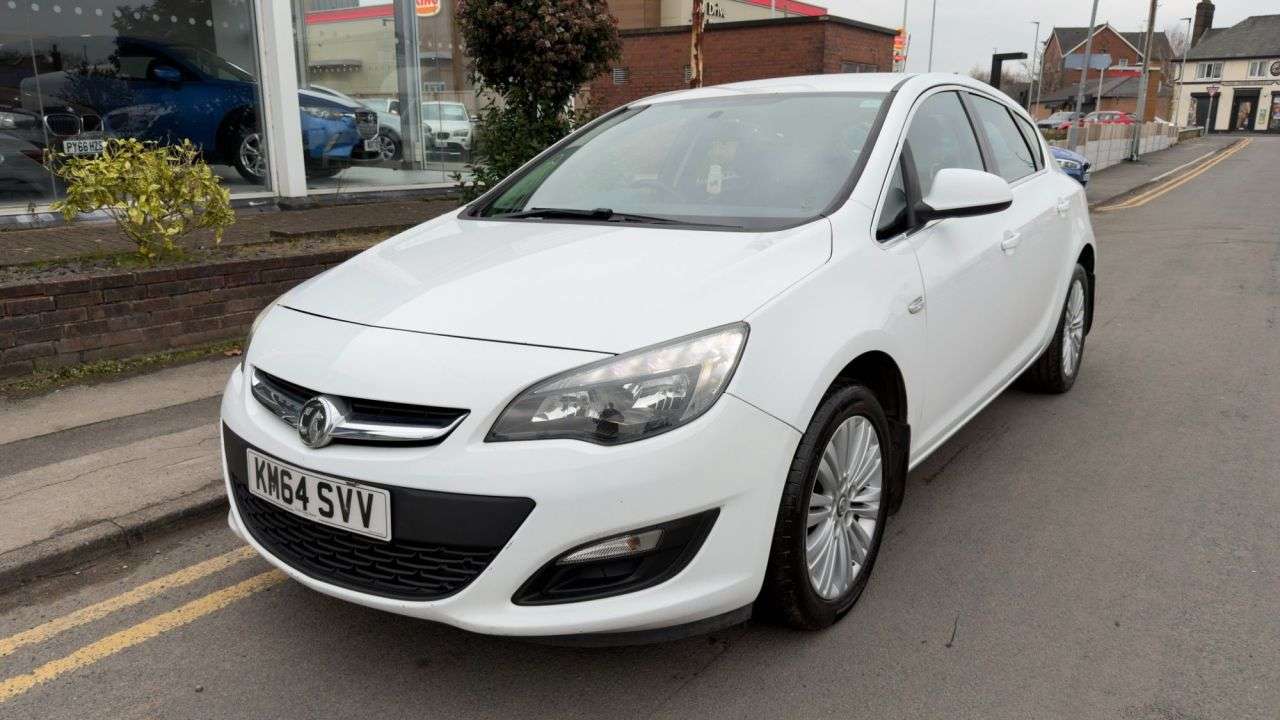 A 2014 VAUXHALL ASTRA 1.6 CDTi ecoFLEX Excite Hatchback 5dr Diesel Manual Euro 6 (s/s) (110 ps) A 2014 VAUXHALL ASTRA 1.6 CDTi ecoFLEX Excite Hatchback 5dr Diesel Manual Euro 6 (s/s) (110 ps)