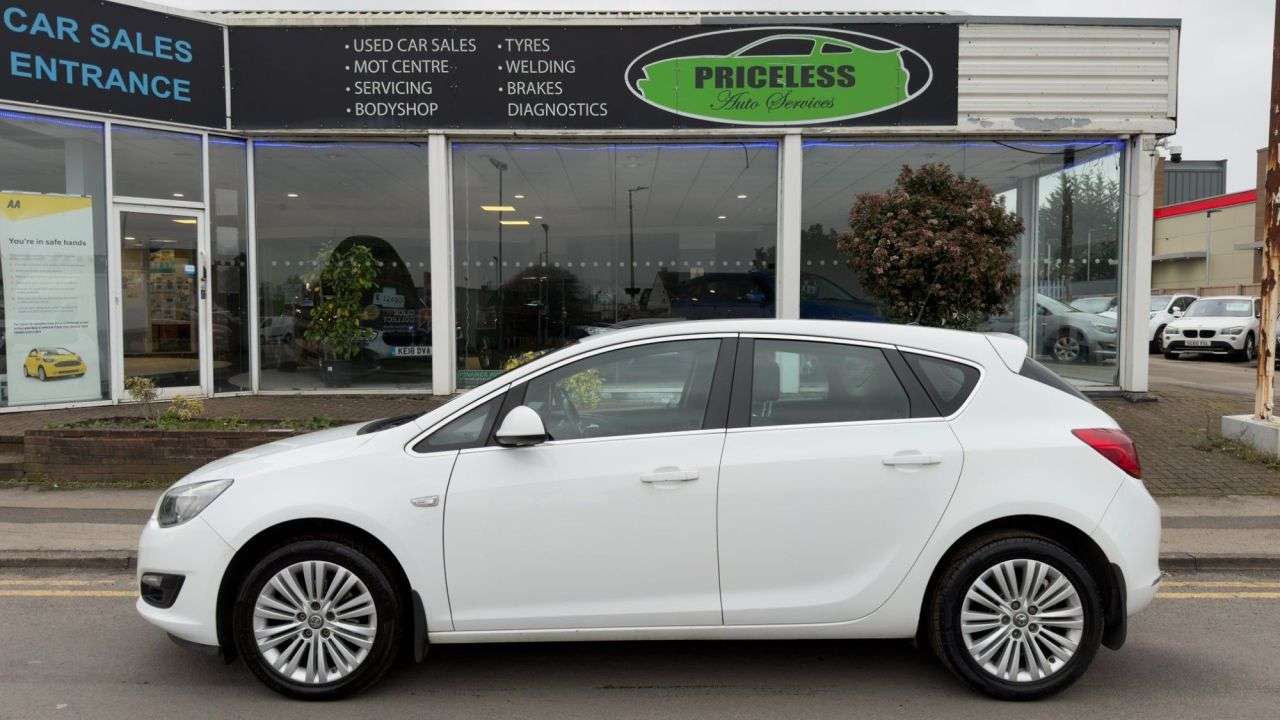 A 2014 VAUXHALL ASTRA 1.6 CDTi ecoFLEX Excite Hatchback 5dr Diesel Manual Euro 6 (s/s) (110 ps) A 2014 VAUXHALL ASTRA 1.6 CDTi ecoFLEX Excite Hatchback 5dr Diesel Manual Euro 6 (s/s) (110 ps)