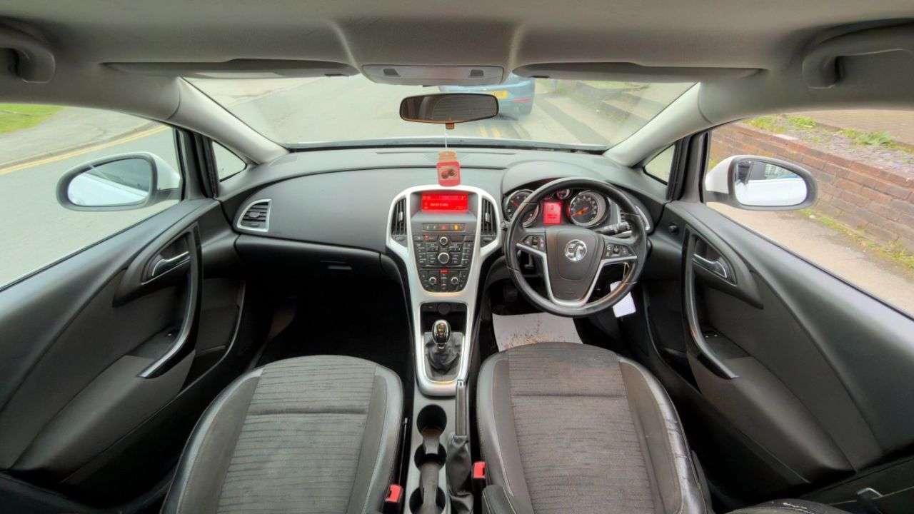 A 2014 VAUXHALL ASTRA 1.6 CDTi ecoFLEX Excite Hatchback 5dr Diesel Manual Euro 6 (s/s) (110 ps) A 2014 VAUXHALL ASTRA 1.6 CDTi ecoFLEX Excite Hatchback 5dr Diesel Manual Euro 6 (s/s) (110 ps)
