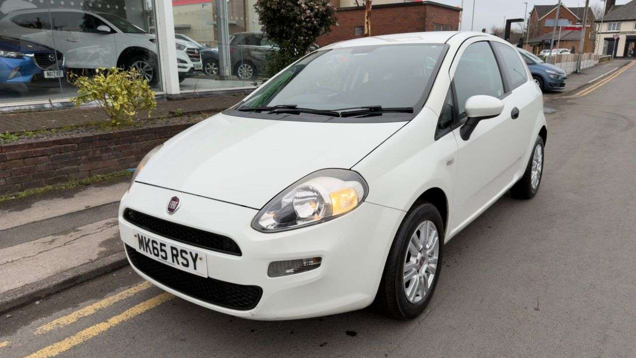 A 2015 FIAT PUNTO 1.2 Pop Hatchback 3dr Petrol Euro 6 (69 bhp) A 2015 FIAT PUNTO 1.2 Pop Hatchback 3dr Petrol Euro 6 (69 bhp)