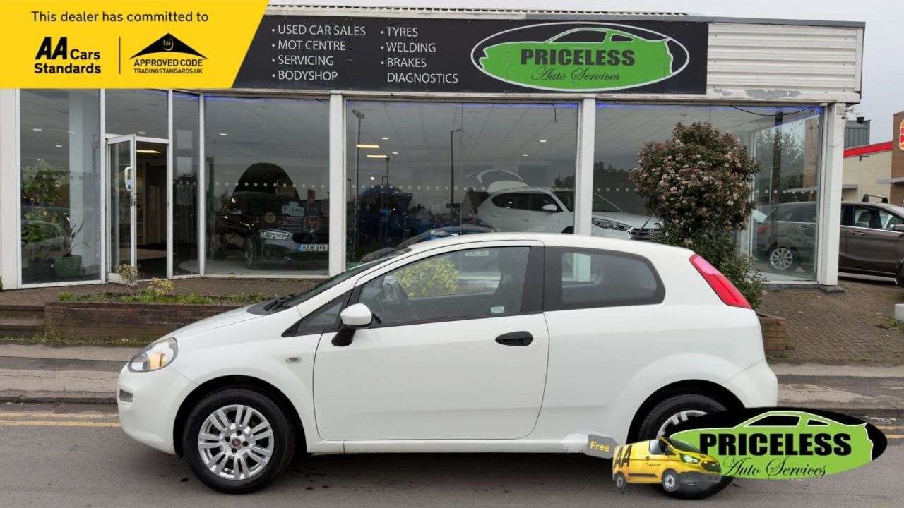 A 2015 FIAT PUNTO 1.2 Pop Hatchback 3dr Petrol Euro 6 (69 bhp) A 2015 FIAT PUNTO 1.2 Pop Hatchback 3dr Petrol Euro 6 (69 bhp)