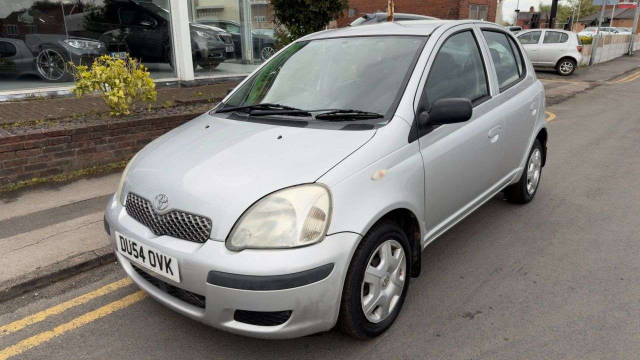 A 2004 TOYOTA YARIS 1.0 VVT-i T3 Hatchback 5dr Petrol Manual (134 g/km, 67 bhp) A 2004 TOYOTA YARIS 1.0 VVT-i T3 Hatchback 5dr Petrol Manual (134 g/km, 67 bhp)