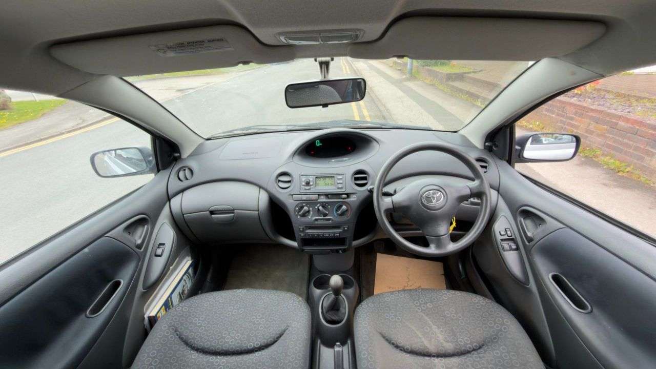 A 2004 TOYOTA YARIS 1.0 VVT-i T3 Hatchback 5dr Petrol Manual (134 g/km, 67 bhp) A 2004 TOYOTA YARIS 1.0 VVT-i T3 Hatchback 5dr Petrol Manual (134 g/km, 67 bhp)