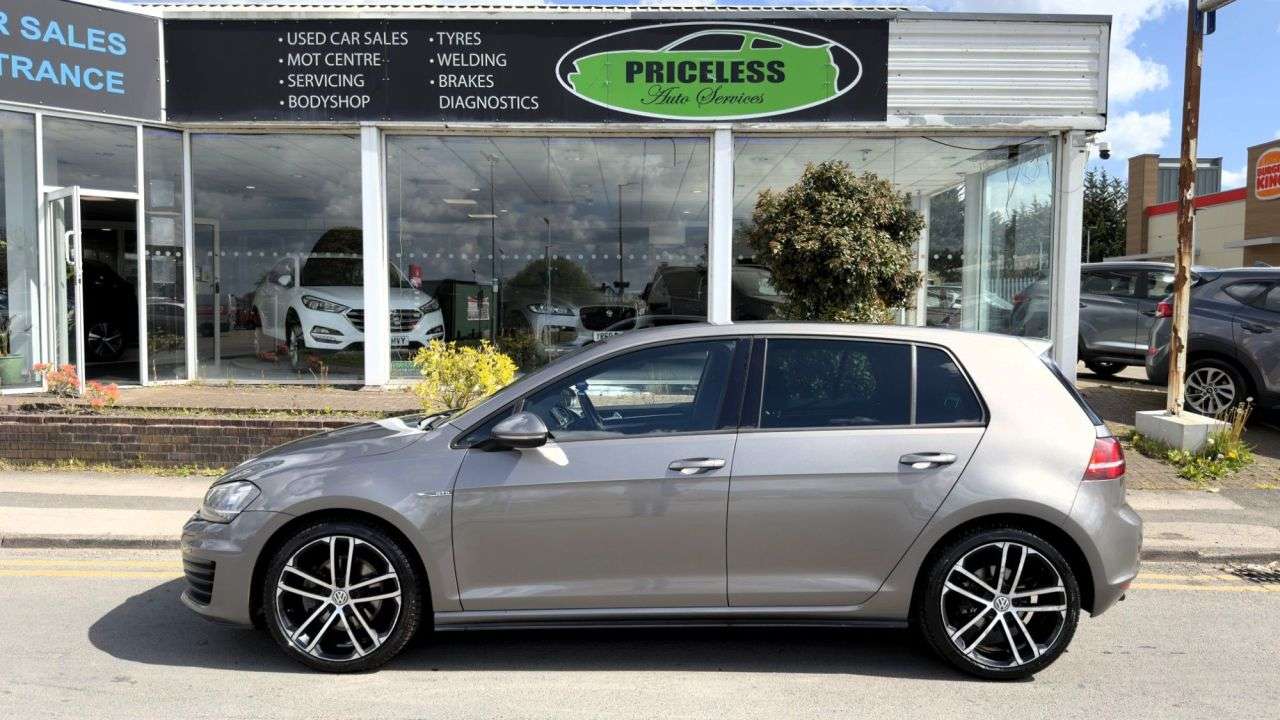 A 2017 VOLKSWAGEN GOLF 2.0 TDI BlueMotion Tech GTD Hatchback 5dr Diesel Manual Euro 6 (s/s) (184 p A 2017 VOLKSWAGEN GOLF 2.0 TDI BlueMotion Tech GTD Hatchback 5dr Diesel Manual Euro 6 (s/s) (184 p