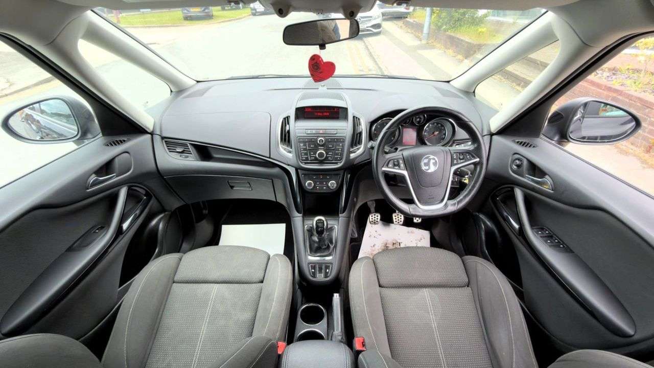 A 2015 VAUXHALL ZAFIRA TOURER 2.0 CDTi SRi MPV 5dr Diesel Manual Euro 5 (130 ps) A 2015 VAUXHALL ZAFIRA TOURER 2.0 CDTi SRi MPV 5dr Diesel Manual Euro 5 (130 ps)