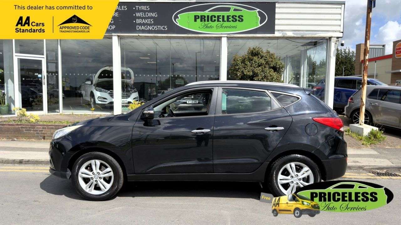A 2012 HYUNDAI IX35 1.7 CRDi Premium SUV 5dr Diesel Manual Euro 5 (s/s) (115 ps) A 2012 HYUNDAI IX35 1.7 CRDi Premium SUV 5dr Diesel Manual Euro 5 (s/s) (115 ps)