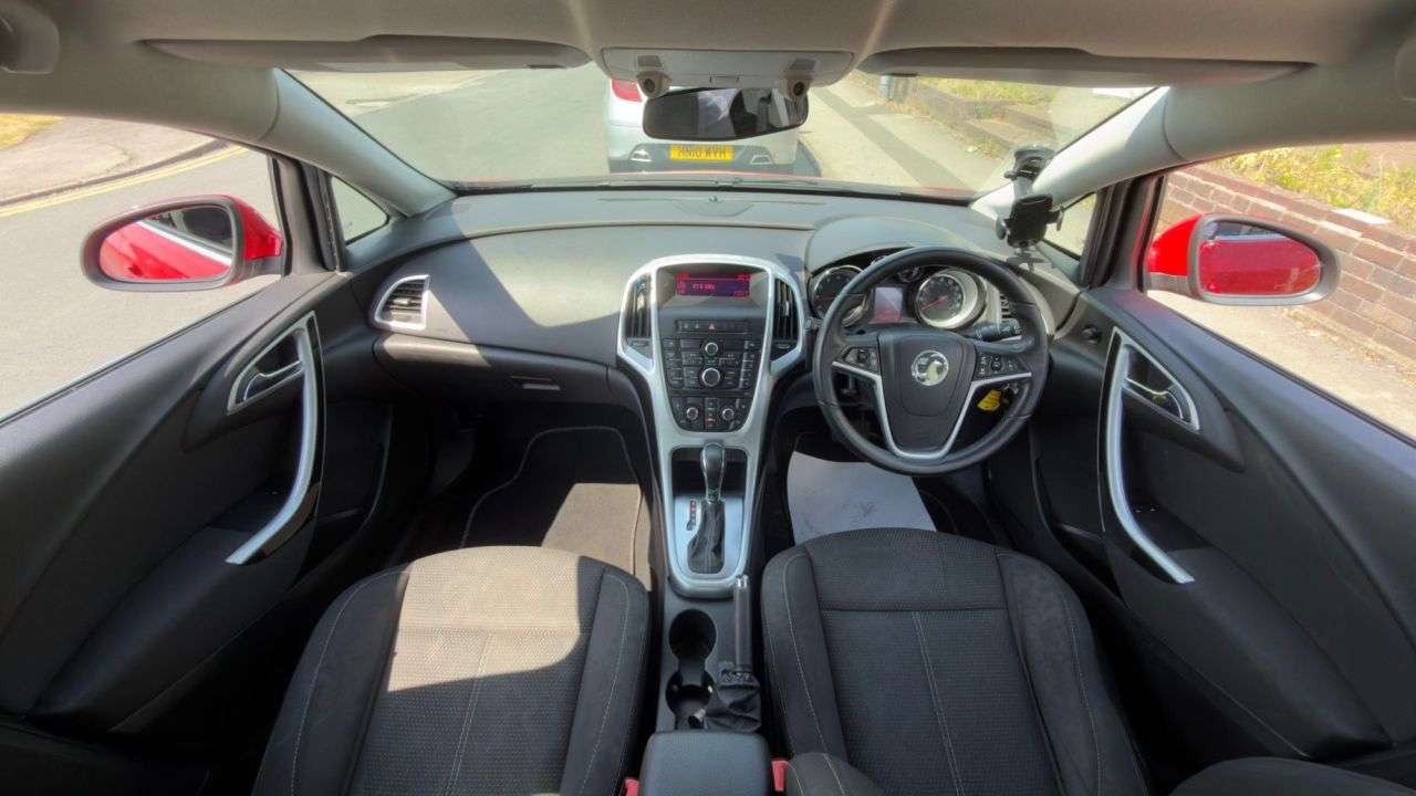 A 2014 VAUXHALL ASTRA AUTOMATIC 1.6 16v SRi Hatchback 5dr Petrol Auto Euro 5 (115 ps) A 2014 VAUXHALL ASTRA AUTOMATIC 1.6 16v SRi Hatchback 5dr Petrol Auto Euro 5 (115 ps)