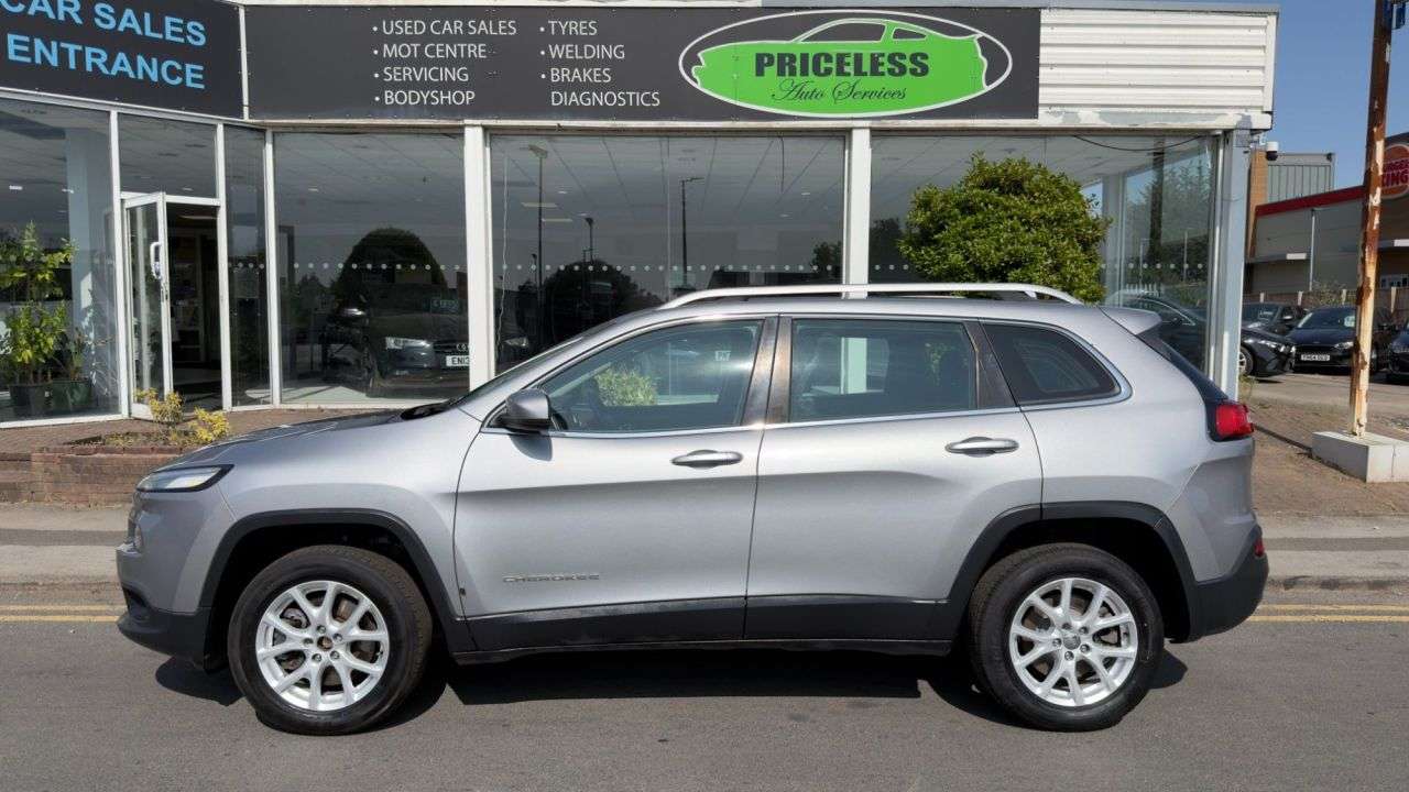 A 2015 JEEP CHEROKEE 2.0 CRD Longitude Plus SUV 5dr Diesel Manual 4WD Euro 5 (s/s) (140 ps) A 2015 JEEP CHEROKEE 2.0 CRD Longitude Plus SUV 5dr Diesel Manual 4WD Euro 5 (s/s) (140 ps)