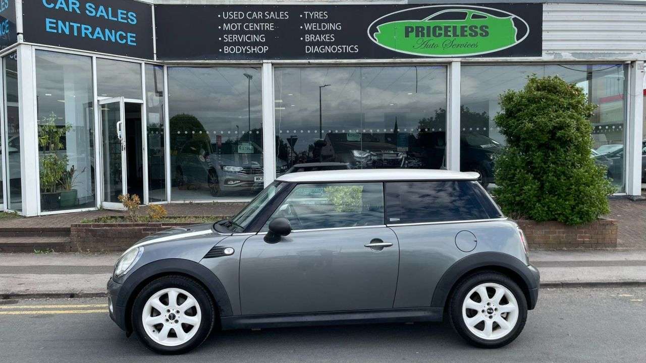 A 2010 MINI HATCH 1.6 Cooper D Graphite Hatchback 3dr Diesel Manual Euro 4 (110 ps) A 2010 MINI HATCH 1.6 Cooper D Graphite Hatchback 3dr Diesel Manual Euro 4 (110 ps)