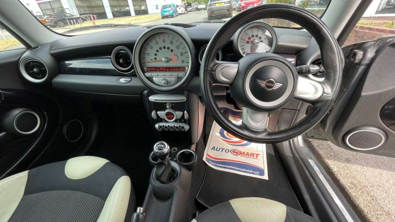 A 2010 MINI HATCH 1.6 Cooper D Graphite Hatchback 3dr Diesel Manual Euro 4 (110 ps) A 2010 MINI HATCH 1.6 Cooper D Graphite Hatchback 3dr Diesel Manual Euro 4 (110 ps)