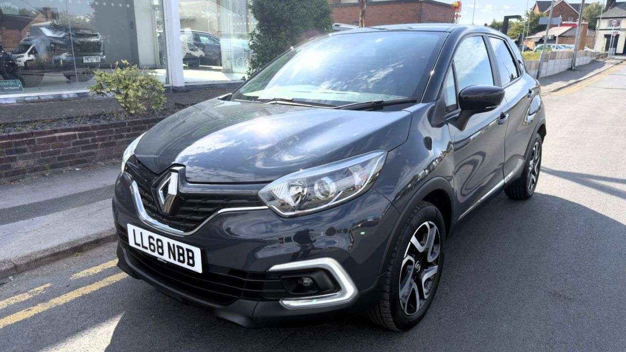 A 2018 RENAULT CAPTUR 0.9 TCe ENERGY Iconic SUV 5dr Petrol Manual Euro 6 (s/s) (90 ps) A 2018 RENAULT CAPTUR 0.9 TCe ENERGY Iconic SUV 5dr Petrol Manual Euro 6 (s/s) (90 ps)
