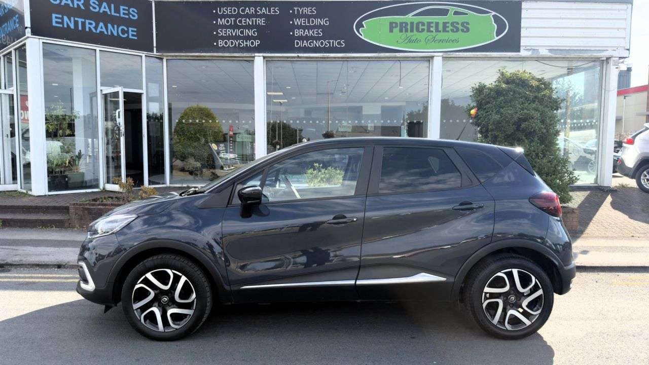 A 2018 RENAULT CAPTUR 0.9 TCe ENERGY Iconic SUV 5dr Petrol Manual Euro 6 (s/s) (90 ps) A 2018 RENAULT CAPTUR 0.9 TCe ENERGY Iconic SUV 5dr Petrol Manual Euro 6 (s/s) (90 ps)