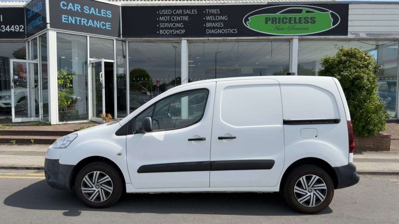 A 2014 PEUGEOT PARTNER 1.6 HDi 850 Professional Panel Van 4dr Diesel Manual L1 (132 g/km, 90 bhp) A 2014 PEUGEOT PARTNER 1.6 HDi 850 Professional Panel Van 4dr Diesel Manual L1 (132 g/km, 90 bhp)