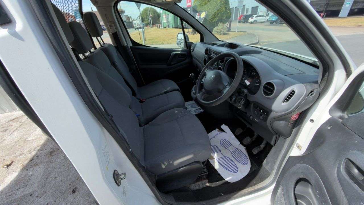 A 2014 PEUGEOT PARTNER 1.6 HDi 850 Professional Panel Van 4dr Diesel Manual L1 (132 g/km, 90 bhp) A 2014 PEUGEOT PARTNER 1.6 HDi 850 Professional Panel Van 4dr Diesel Manual L1 (132 g/km, 90 bhp)