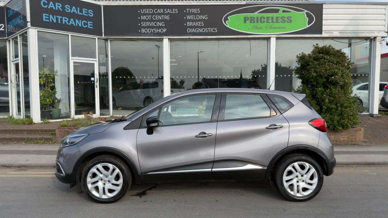 A 2017 RENAULT CAPTUR 0.9 TCe ENERGY Dynamique Nav SUV 5dr Petrol Manual Euro 6 (s/s) (90 ps) A 2017 RENAULT CAPTUR 0.9 TCe ENERGY Dynamique Nav SUV 5dr Petrol Manual Euro 6 (s/s) (90 ps)