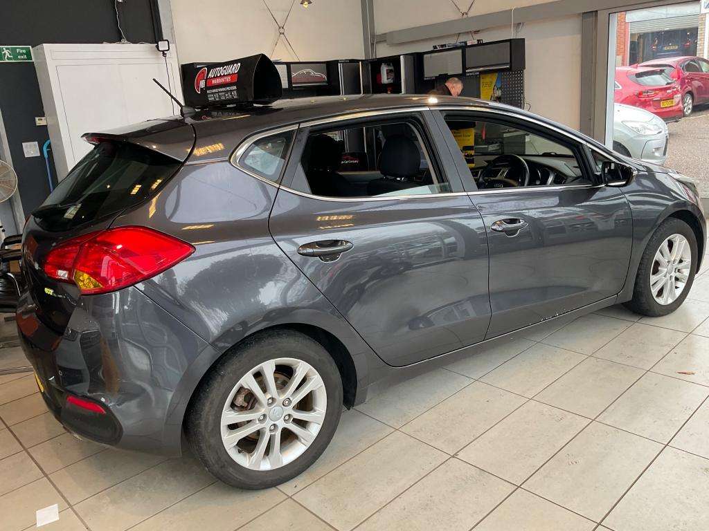 A 2013 KIA CEED 2 Ecodynamics A 2013 KIA CEED 2 Ecodynamics