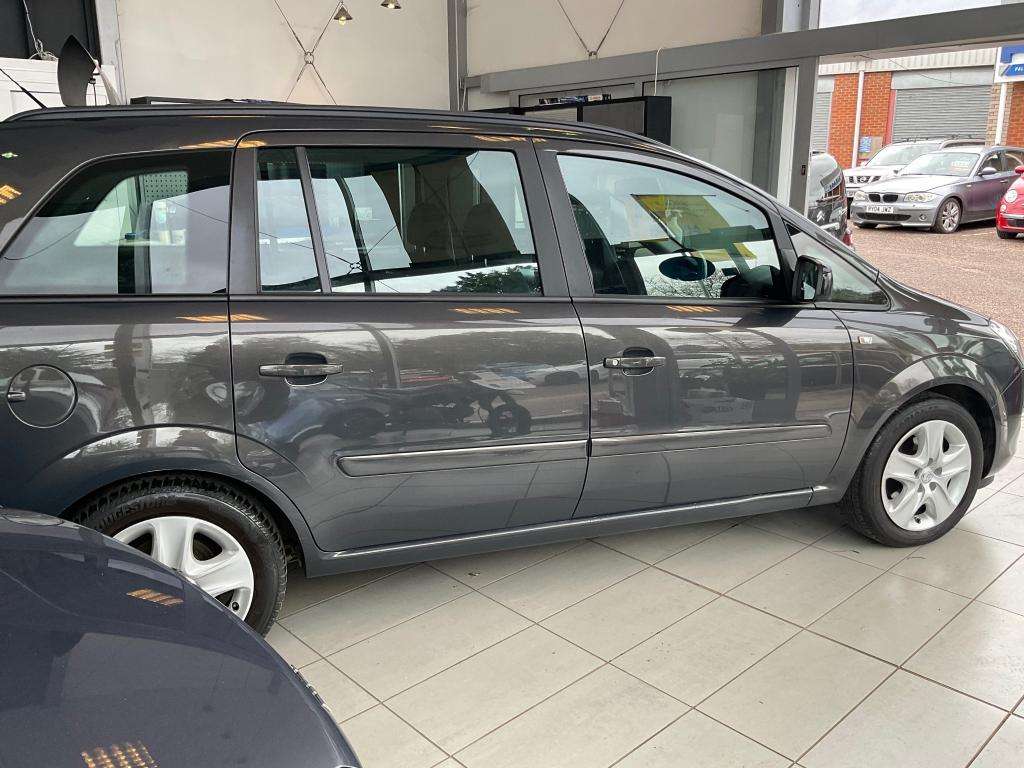 A 2014 VAUXHALL ZAFIRA Exclusive A 2014 VAUXHALL ZAFIRA Exclusive