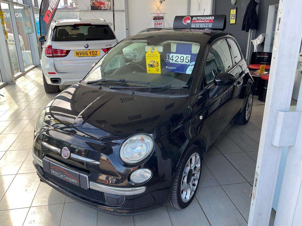 A 2011 FIAT 500 Lounge A 2011 FIAT 500 Lounge