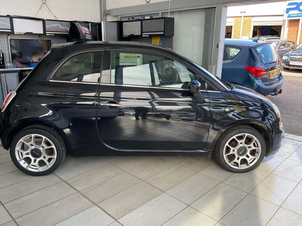 A 2011 FIAT 500 Lounge A 2011 FIAT 500 Lounge