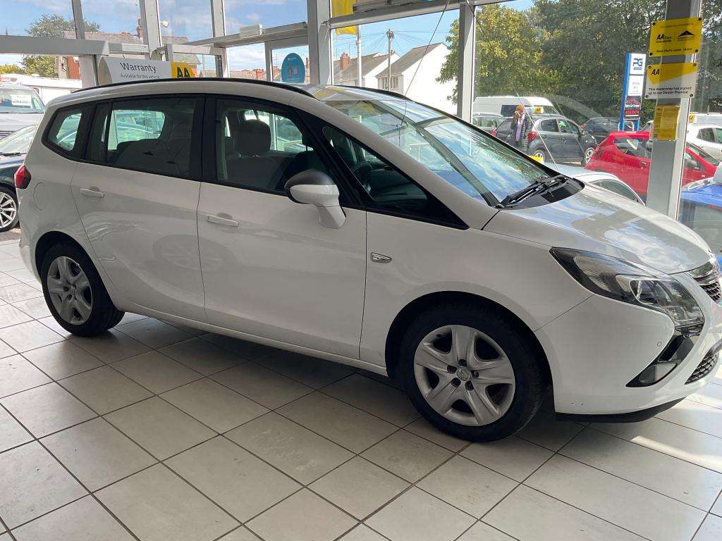 A 2015 VAUXHALL ZAFIRA TOURER Exclusive T A 2015 VAUXHALL ZAFIRA TOURER Exclusive T