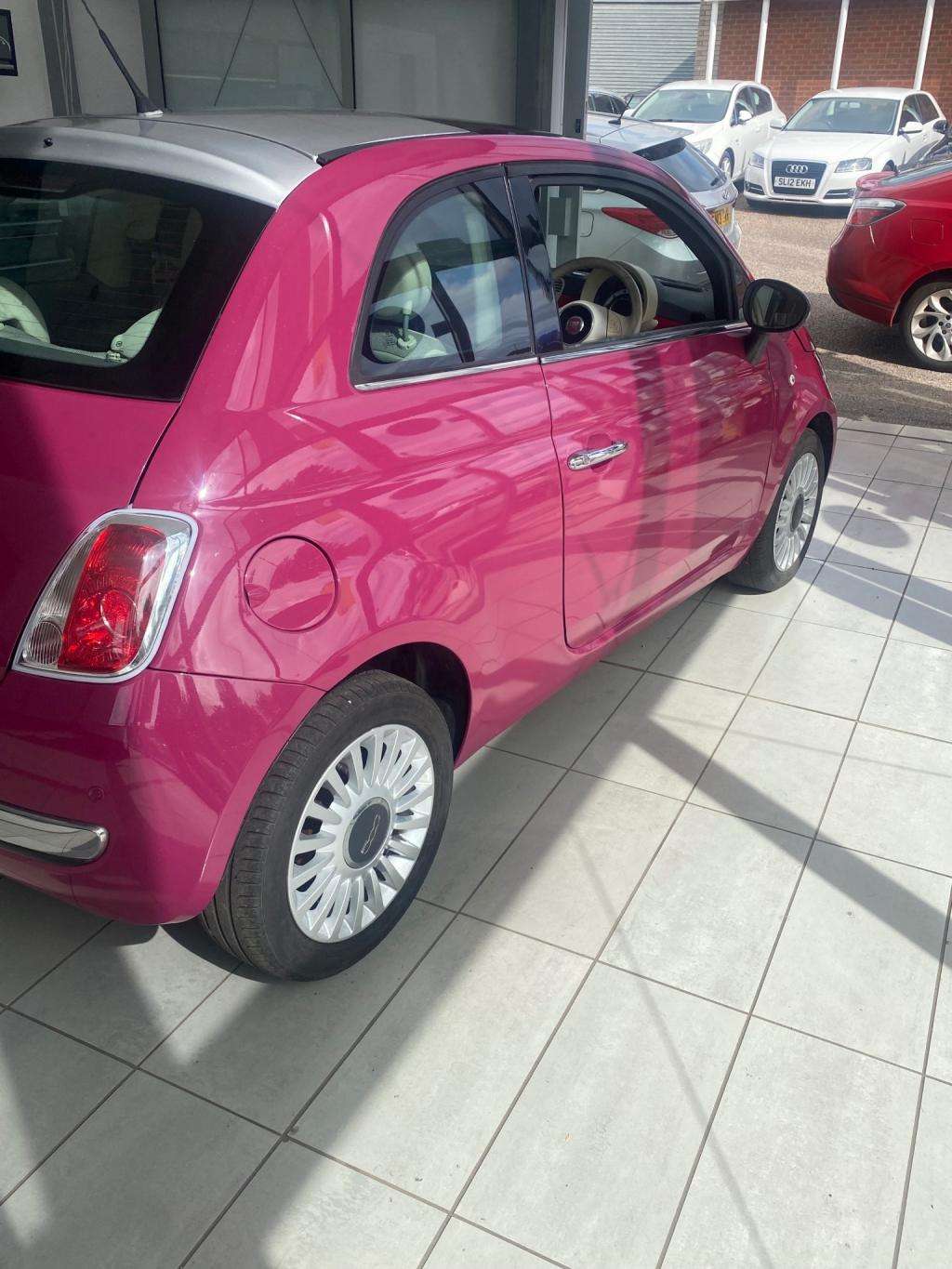 A 2009 FIAT 500 Lounge A 2009 FIAT 500 Lounge