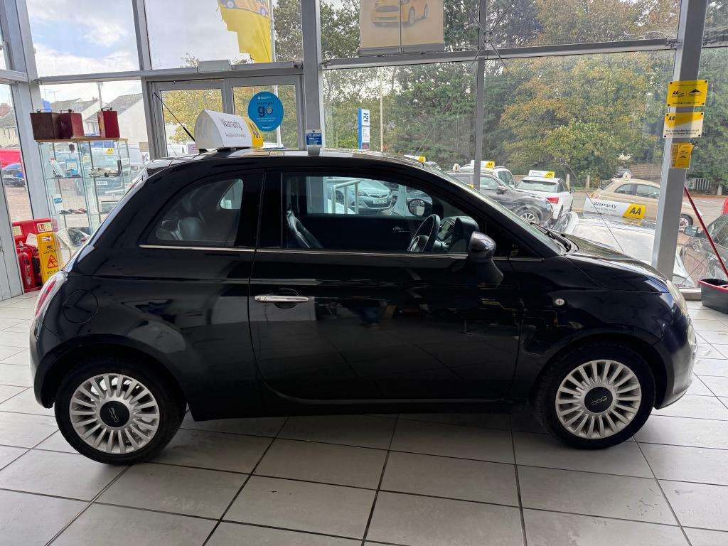 A 2009 FIAT 500 Lounge A 2009 FIAT 500 Lounge