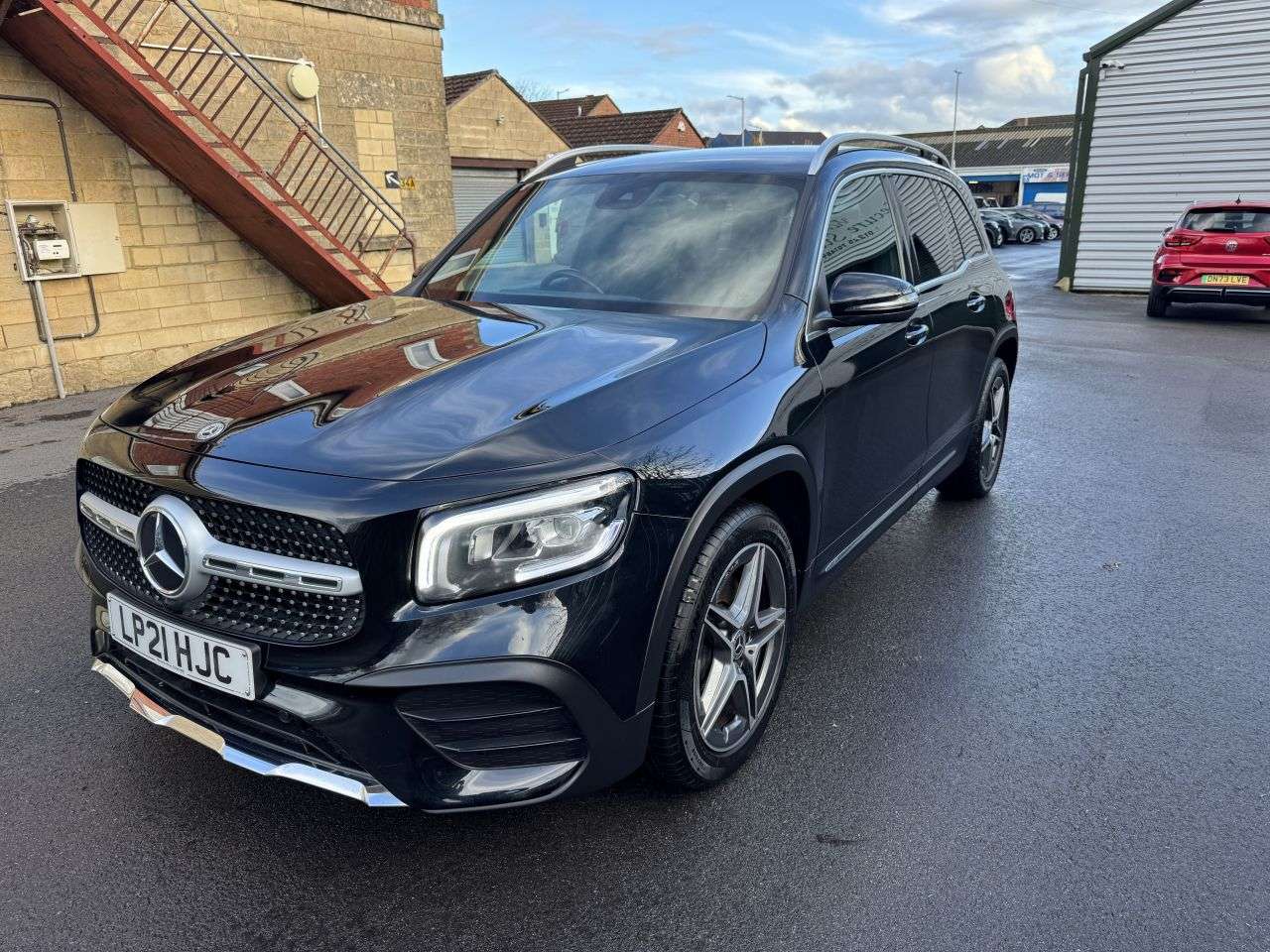 A 2021 MERCEDES-BENZ GLB 1.3 GLB200 AMG Line SUV 5dr Petrol 7G-DCT Euro 6 (s/s) (163 ps) one owner 3 A 2021 MERCEDES-BENZ GLB 1.3 GLB200 AMG Line SUV 5dr Petrol 7G-DCT Euro 6 (s/s) (163 ps) one owner 3