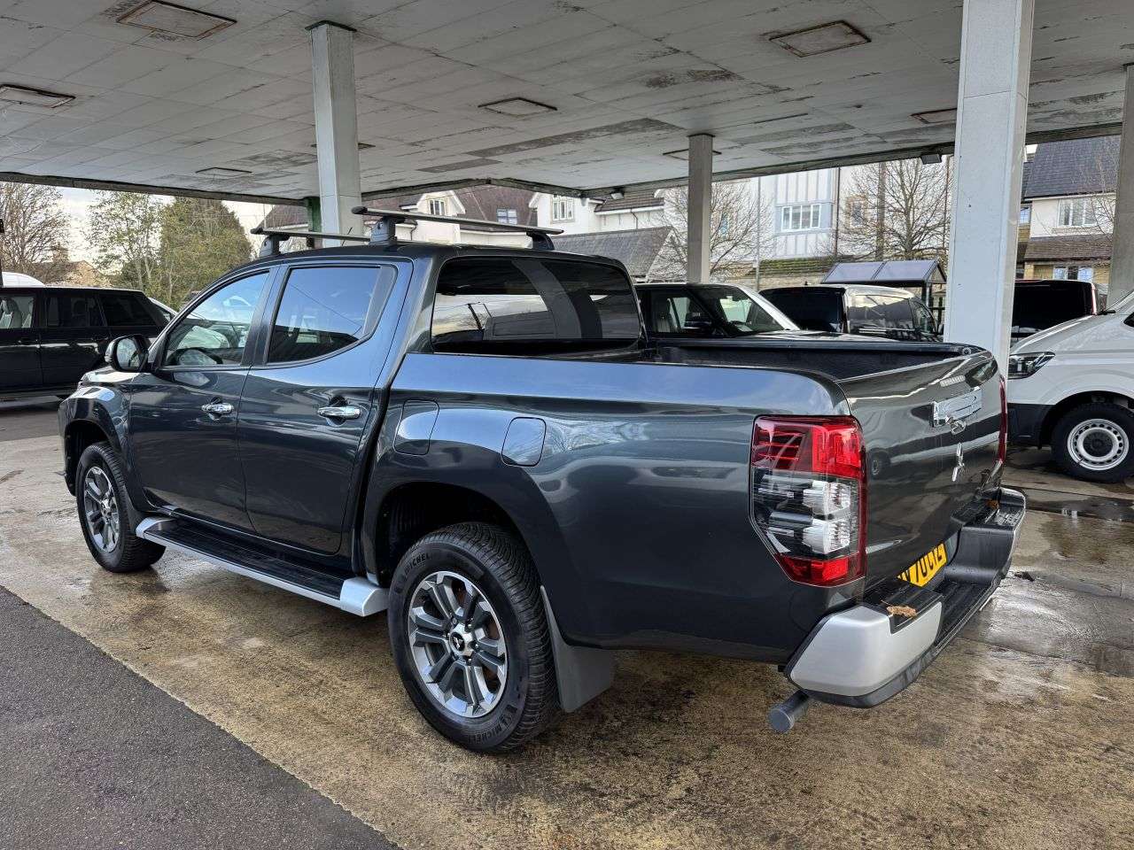 A 2020 MITSUBISHI L200 2.2 DI-D DC Warrior Pickup Double Cab 4dr Diesel Auto 4WD Euro 6 (s/s) (150 A 2020 MITSUBISHI L200 2.2 DI-D DC Warrior Pickup Double Cab 4dr Diesel Auto 4WD Euro 6 (s/s) (150