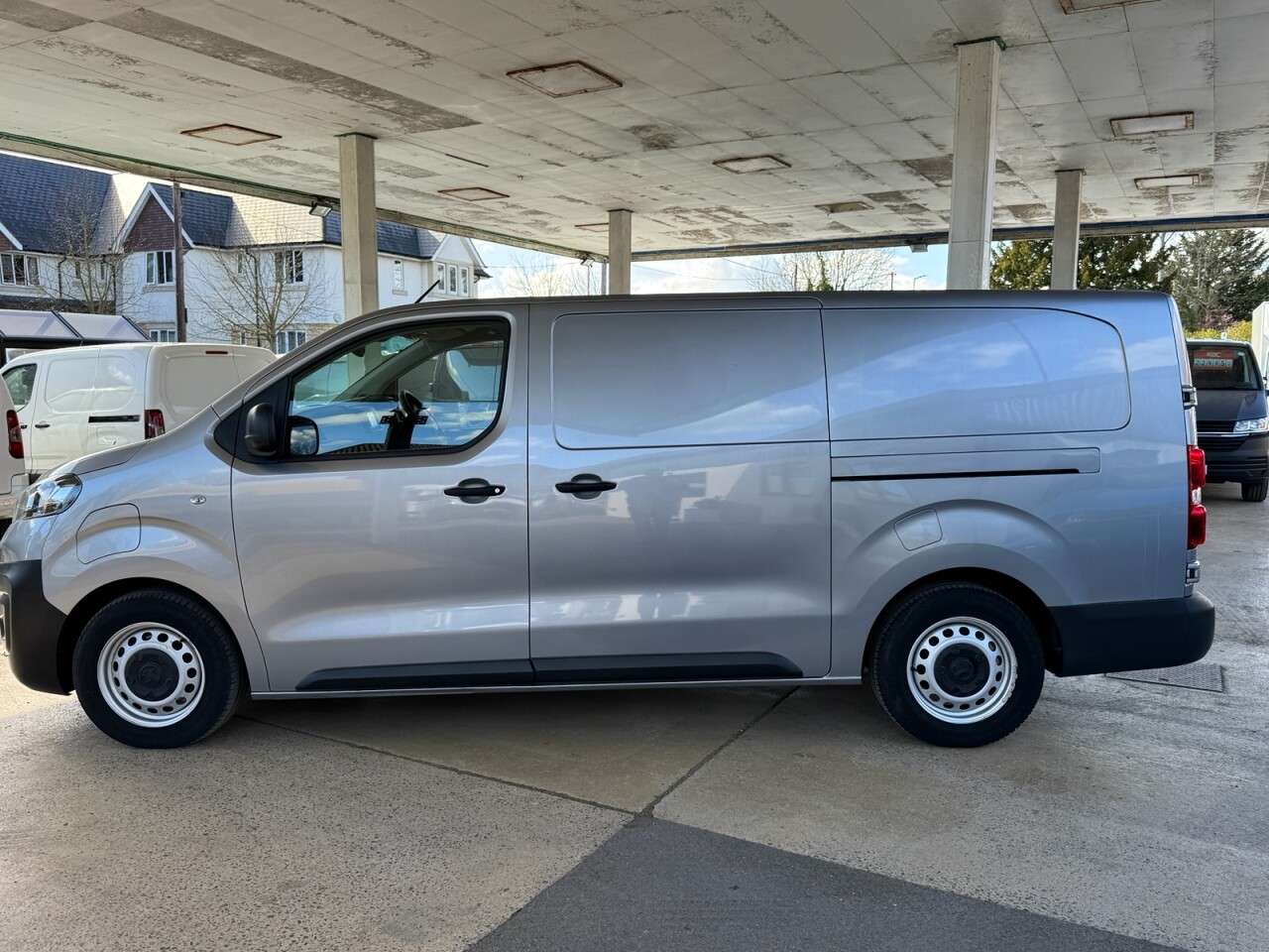 A 2022 VAUXHALL VIVARO ELECTRIC 3100 75kWh Dynamic Panel Van 6dr Electric Auto L2 H1 (7.4kW Charger) (136 p A 2022 VAUXHALL VIVARO ELECTRIC 3100 75kWh Dynamic Panel Van 6dr Electric Auto L2 H1 (7.4kW Charger) (136 p