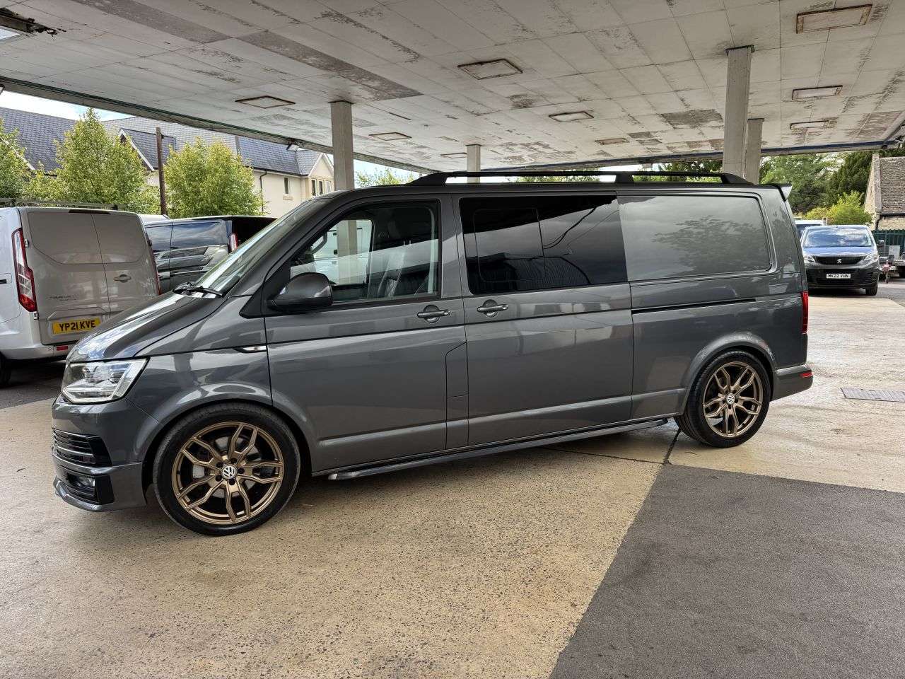 A 2017 VOLKSWAGEN TRANSPORTER 2.0 BiTDI T32 BlueMotion Tech Highline Kombi Double Cab 5dr Diesel DSG 4Mot A 2017 VOLKSWAGEN TRANSPORTER 2.0 BiTDI T32 BlueMotion Tech Highline Kombi Double Cab 5dr Diesel DSG 4Mot