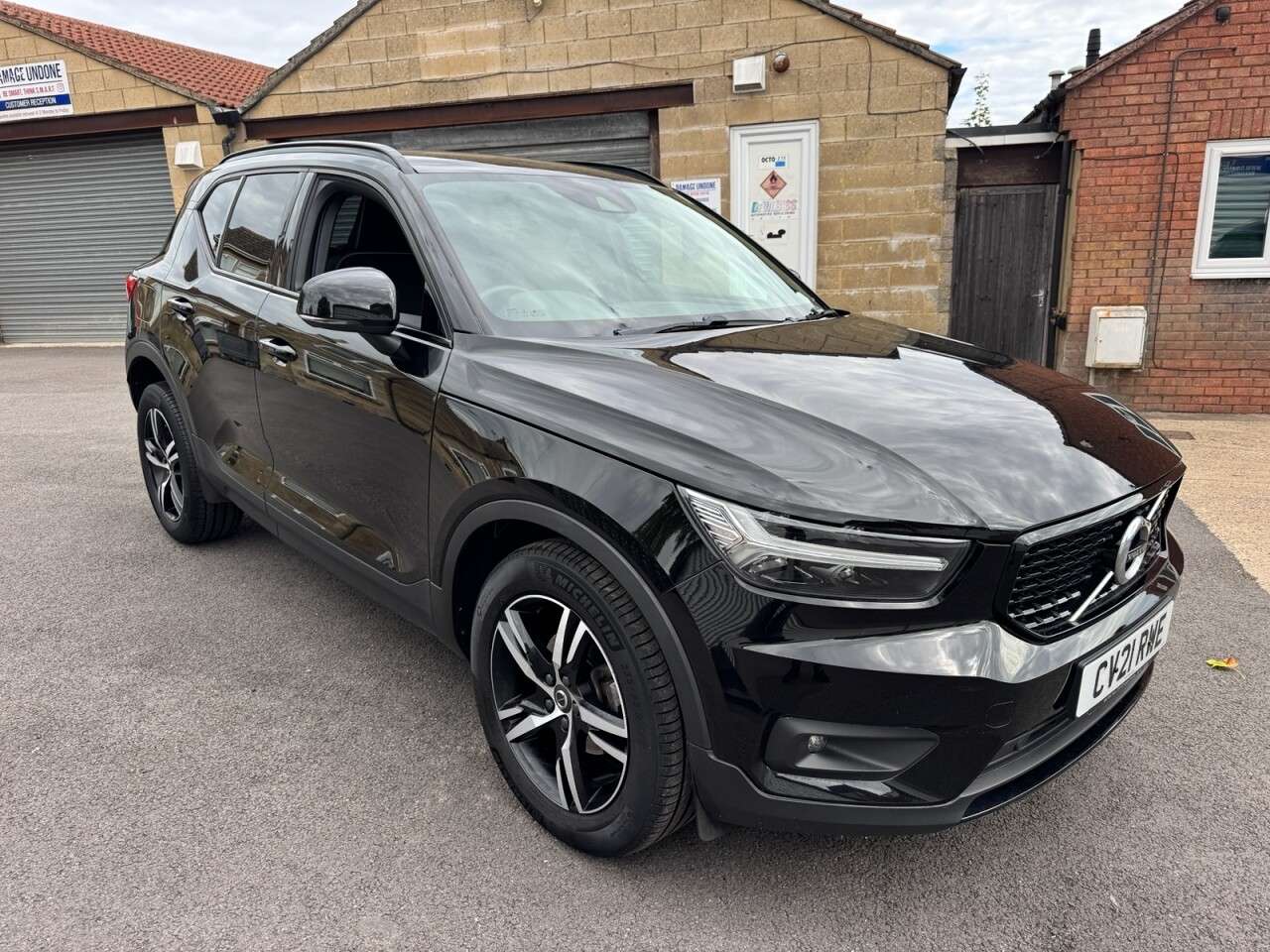 A 2021 VOLVO XC40 1.5 T3 R-Design SUV 5dr Petrol Manual Euro 6 (s/s) (163 ps) A 2021 VOLVO XC40 1.5 T3 R-Design SUV 5dr Petrol Manual Euro 6 (s/s) (163 ps)
