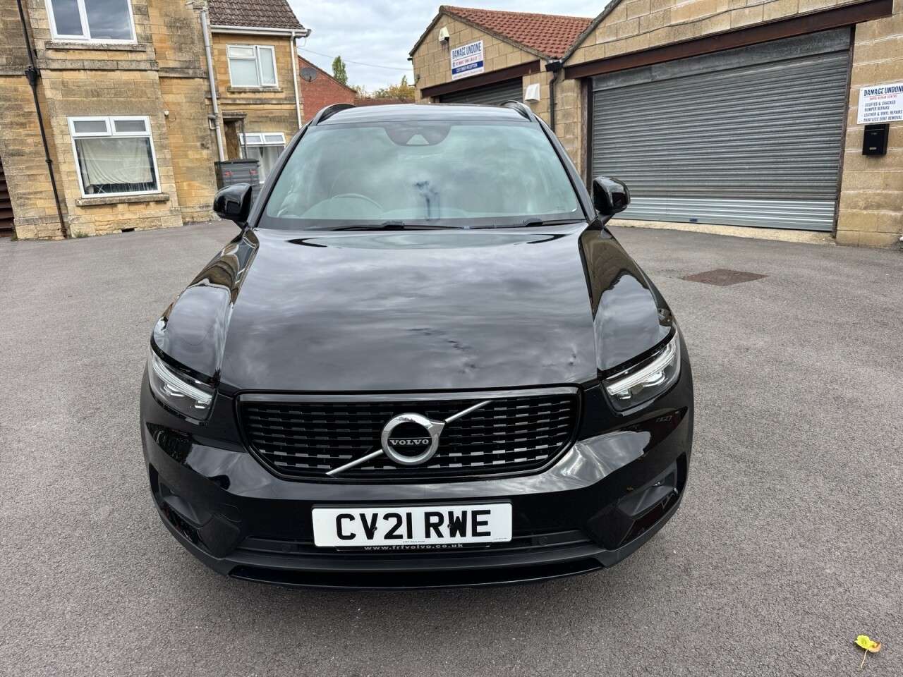 A 2021 VOLVO XC40 1.5 T3 R-Design SUV 5dr Petrol Manual Euro 6 (s/s) (163 ps) A 2021 VOLVO XC40 1.5 T3 R-Design SUV 5dr Petrol Manual Euro 6 (s/s) (163 ps)