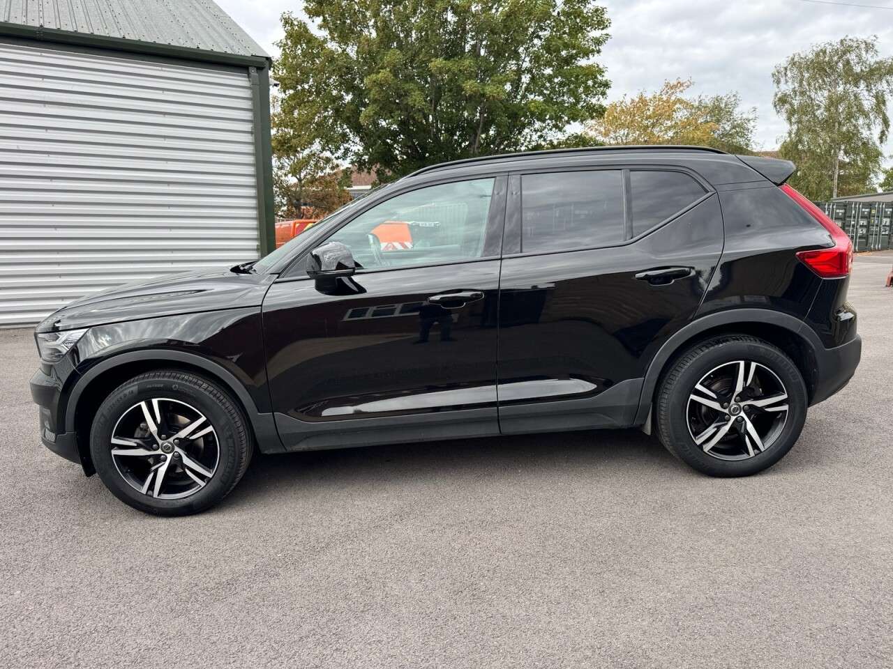 A 2021 VOLVO XC40 1.5 T3 R-Design SUV 5dr Petrol Manual Euro 6 (s/s) (163 ps) A 2021 VOLVO XC40 1.5 T3 R-Design SUV 5dr Petrol Manual Euro 6 (s/s) (163 ps)